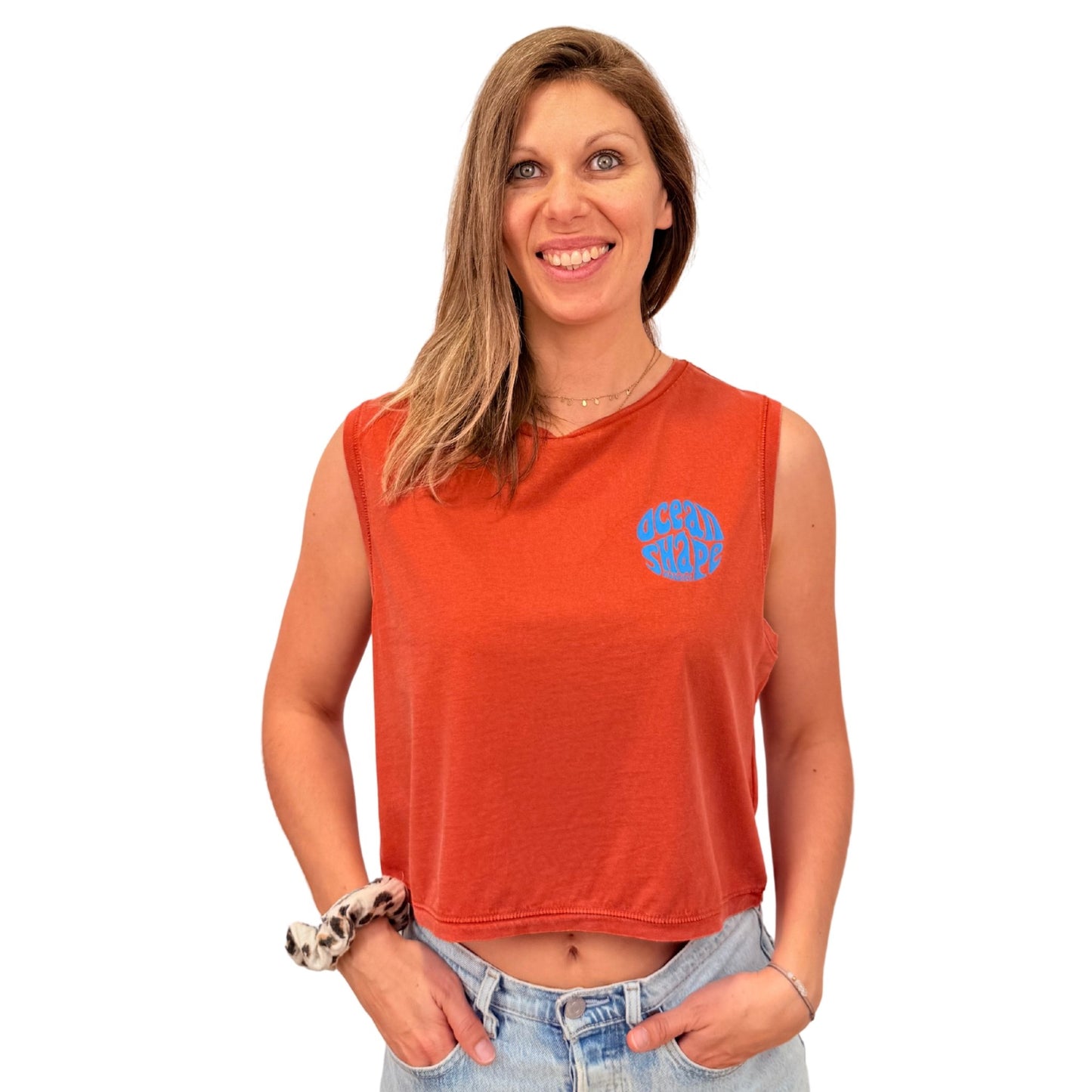 crop top rouge 100% coton biologique avec petit logo ocean shape bubble rouge sur la poitrine, vu de face sur mannequin femme