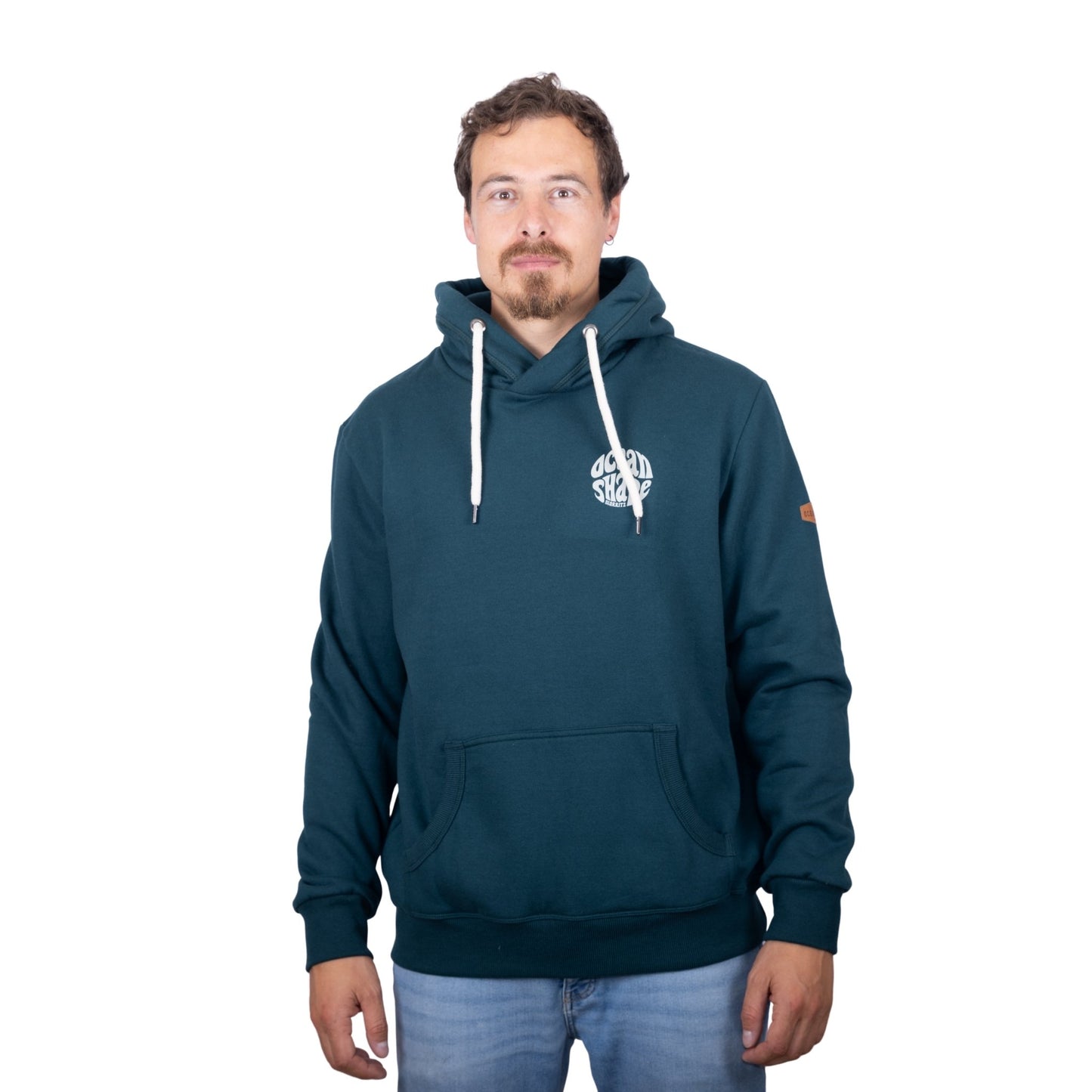 Sweat unisexe à capuche vert foncé avec petit logo bubble "Ocean Shape Biarritz" beige sur la poitrine, vu de face sur mannequin homme