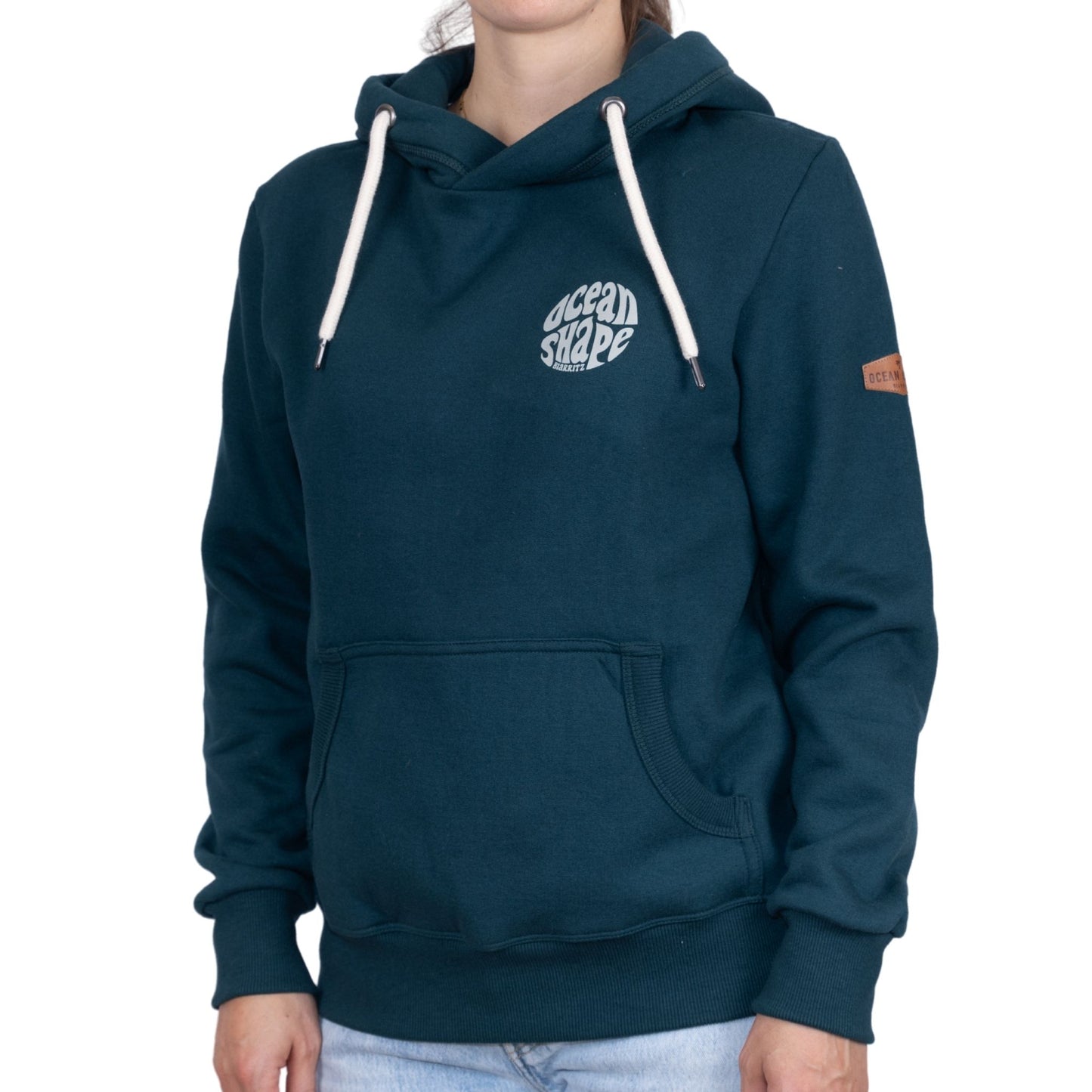 Sweat unisexe à capuche vert foncé avec petit logo bubble "Ocean Shape Biarritz" beige sur la poitrine, vu de face sur mannequin femme