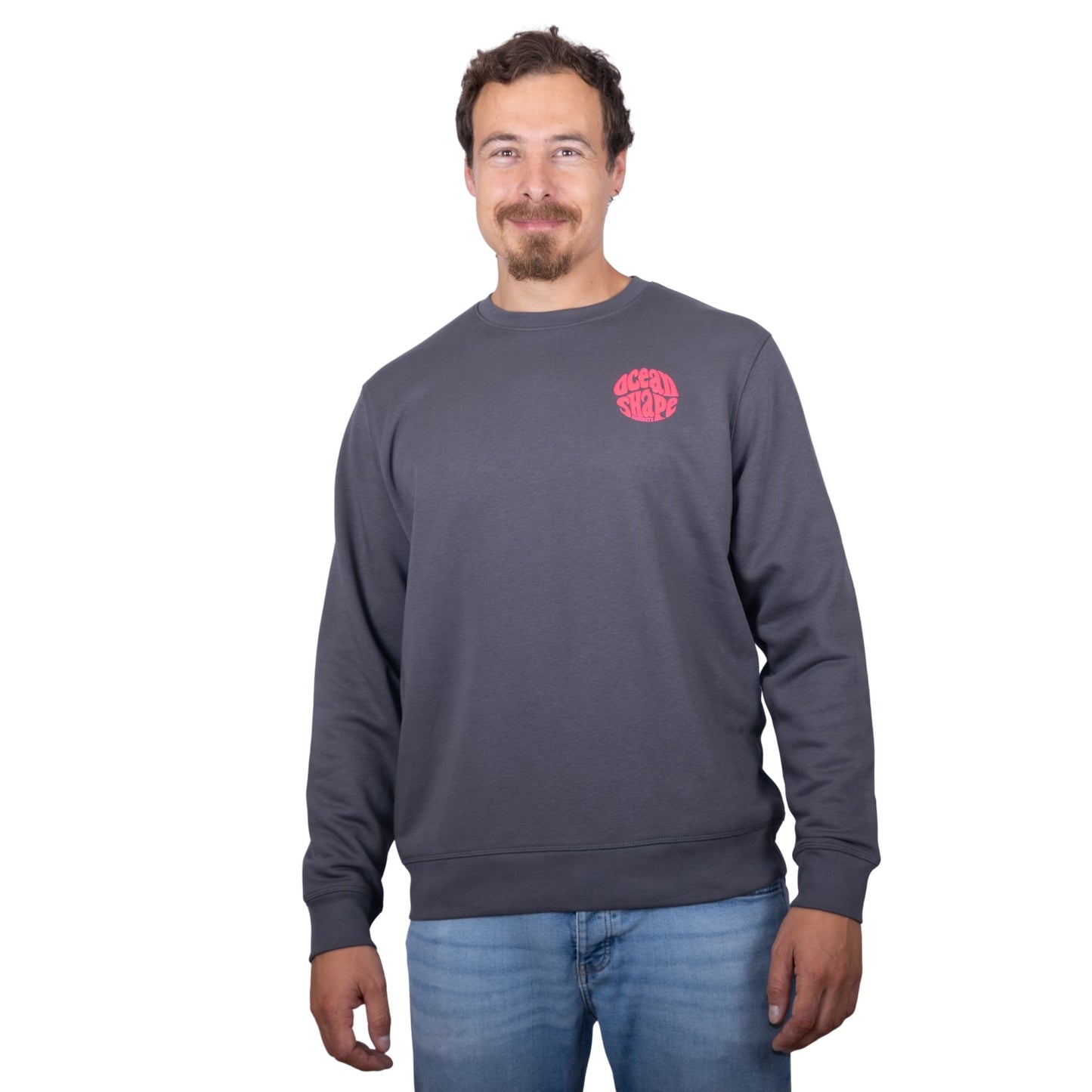 Sweat unisexe sans capuche gris anthracite avec petit logo bubble "ocean shape biarritz" rose fluo sur la poitrine, vu de face sur mannequin homme