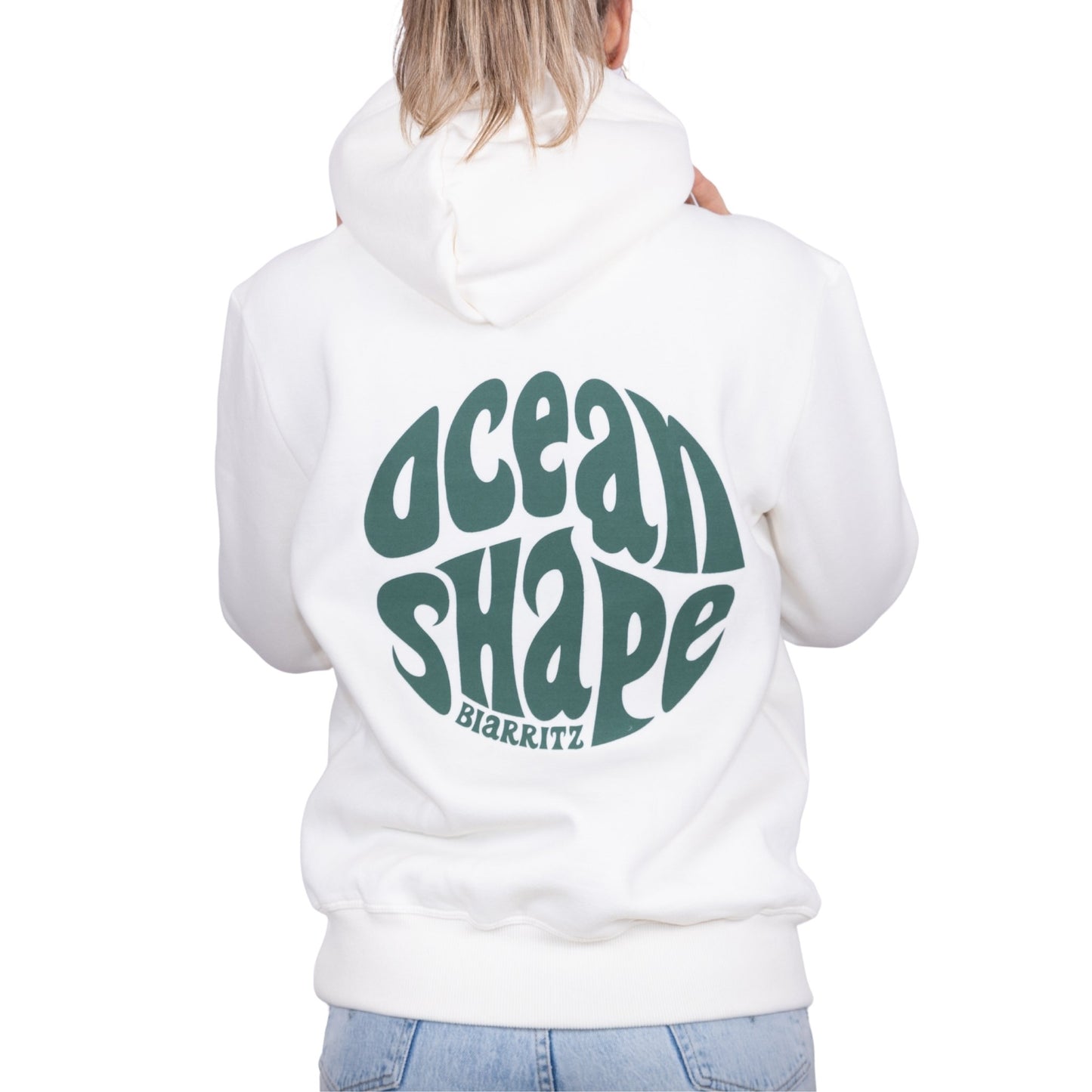Sweat unisexe à capuche écru avec gros logo bubble "Ocean Shape Biarritz" vert dans le dos, vu de dos sur mannequin femme