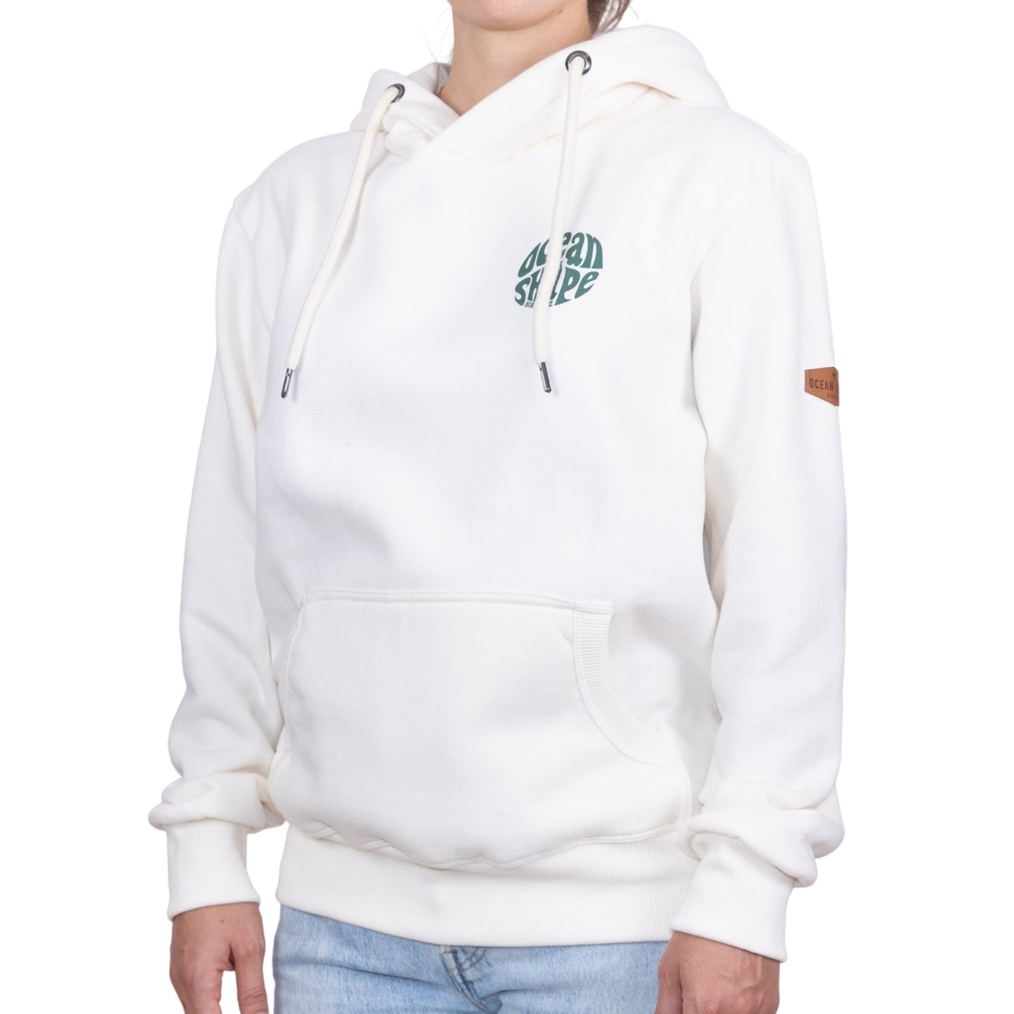 Sweat unisexe à capuche écru avec petit logo bubble "Ocean Shape Biarritz" vert sur la poitrine, vu de face sur mannequin face