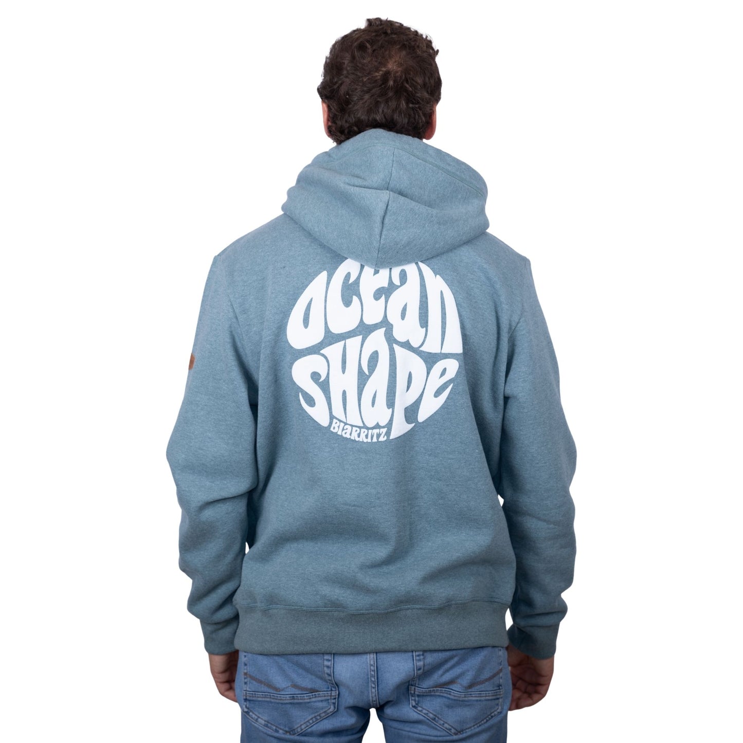 Sweat unisexe à capuche vert emeraude avec gros logo bubble "Ocean Shape Biarritz" ecru dans le dos, vu de dos sur mannequin homme