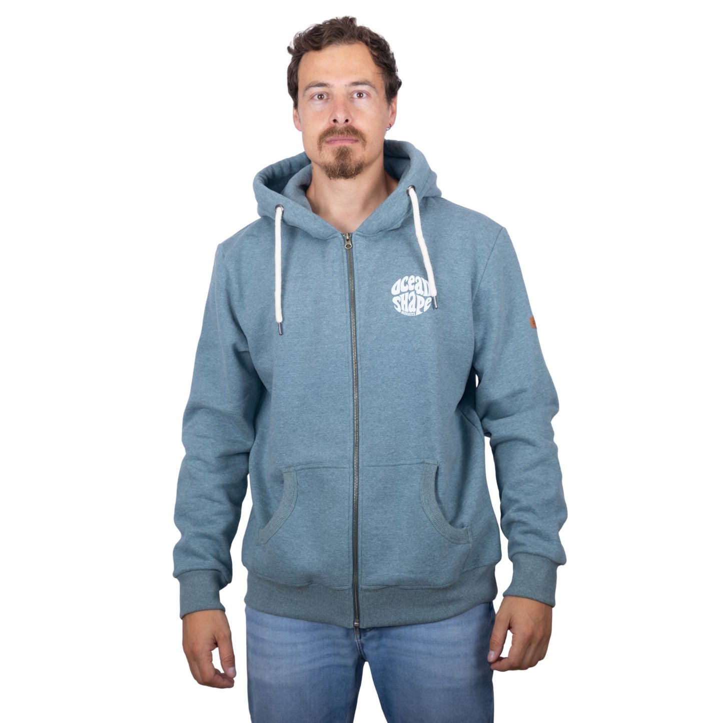 Sweat unisexe zippé à capuche vert emeraude avec petit logo bubble "Ocean Shape Biarritz" ecru sur la poitrine, vu de face sur mannequin homme