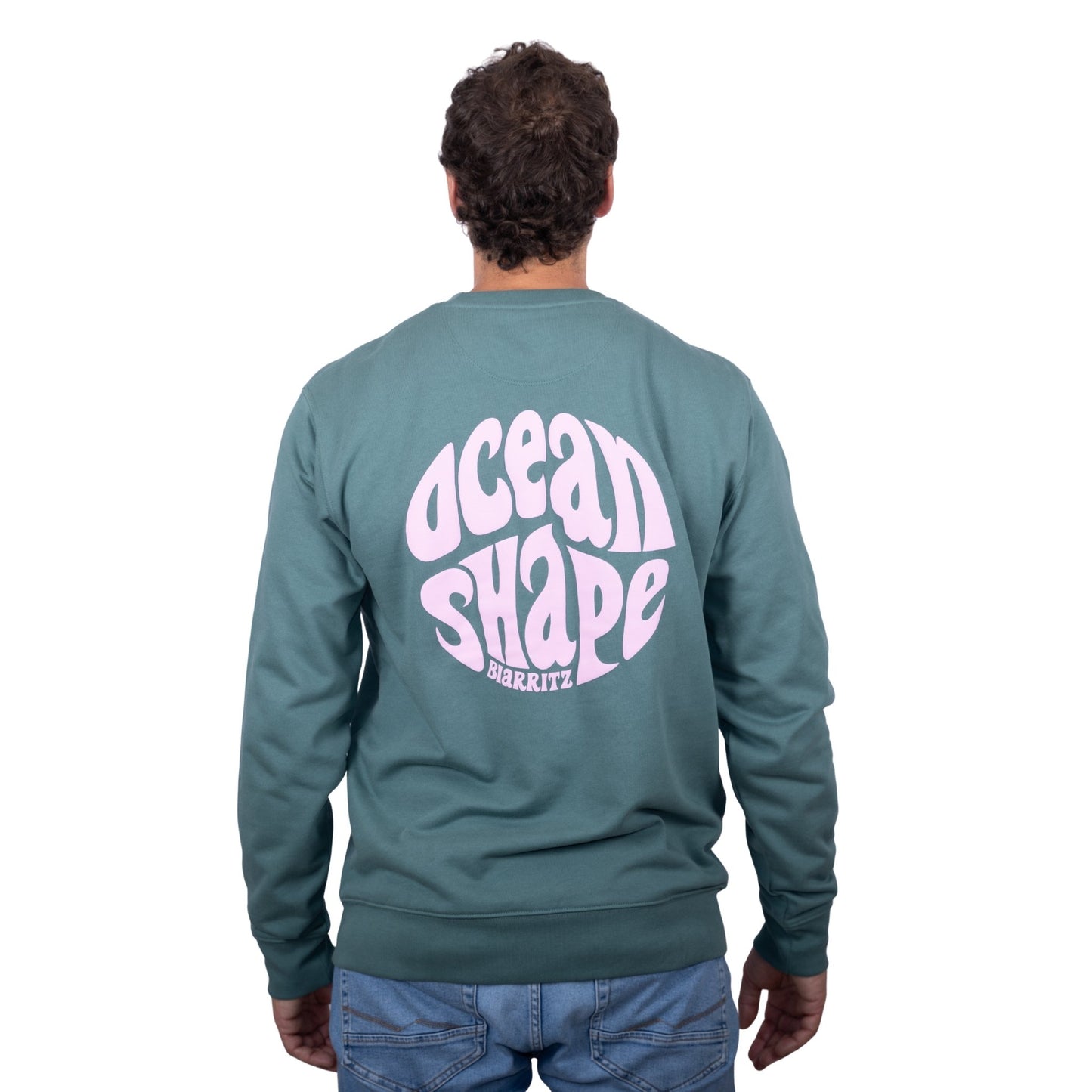 Sweat unisexe sans capuche Green Bay avec grand logo bubble "ocean shape biarritz" rose pâle dans le dos, vu de dos sur mannequin homme.