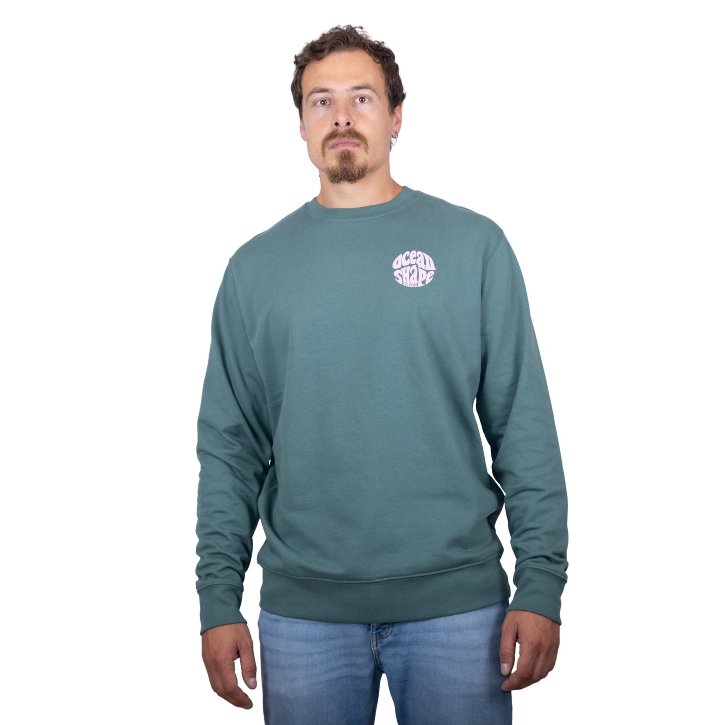 Sweat unisexe sans capuche Green Bay avec petit logo bubble "ocean shape biarritz" rose pâle sur la poitrine, vu de face sur mannequin homme.