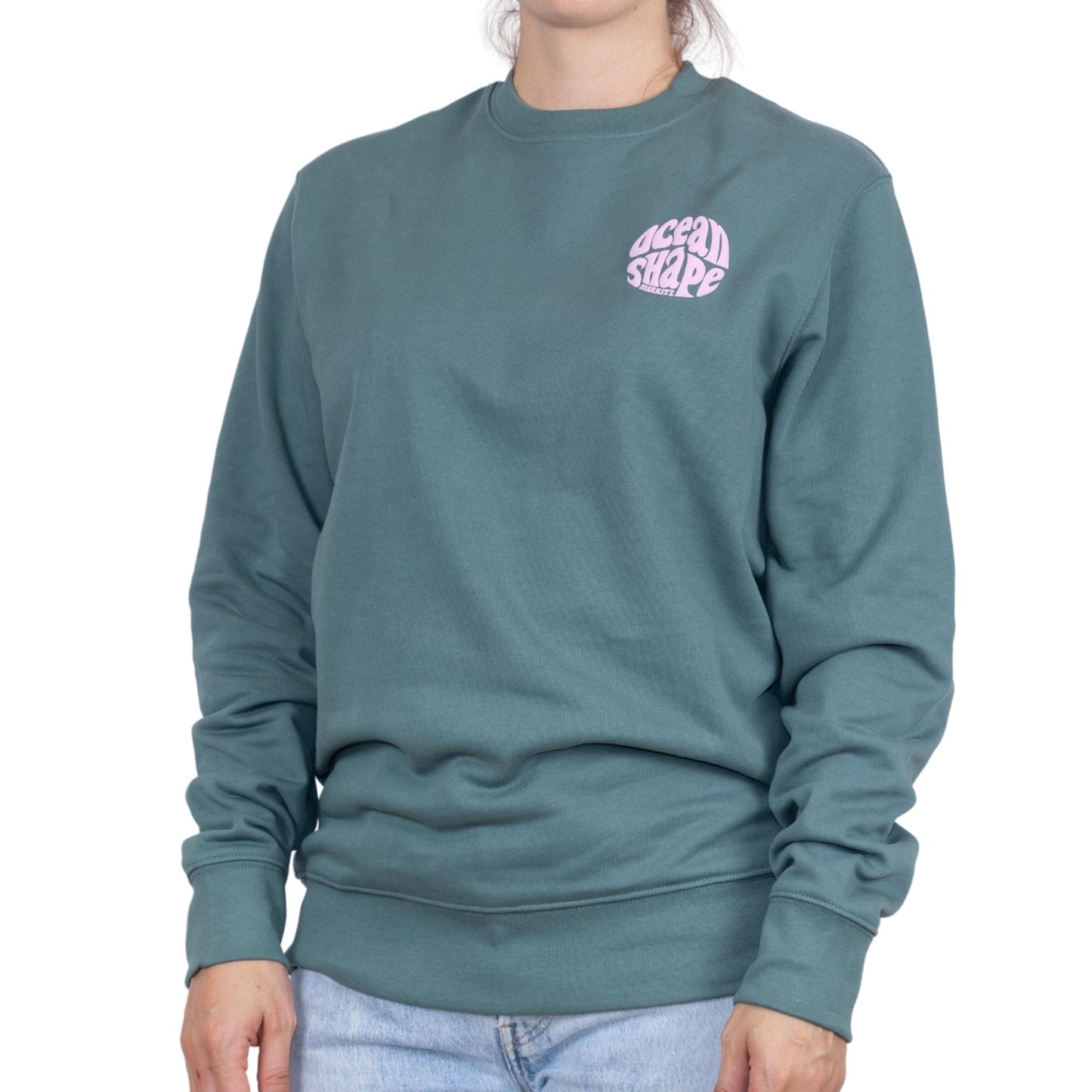 Sweat unisexe sans capuche Green Bay avec petit logo bubble "ocean shape biarritz" rose pâle sur la poitrine, vu de face sur mannequin homme.