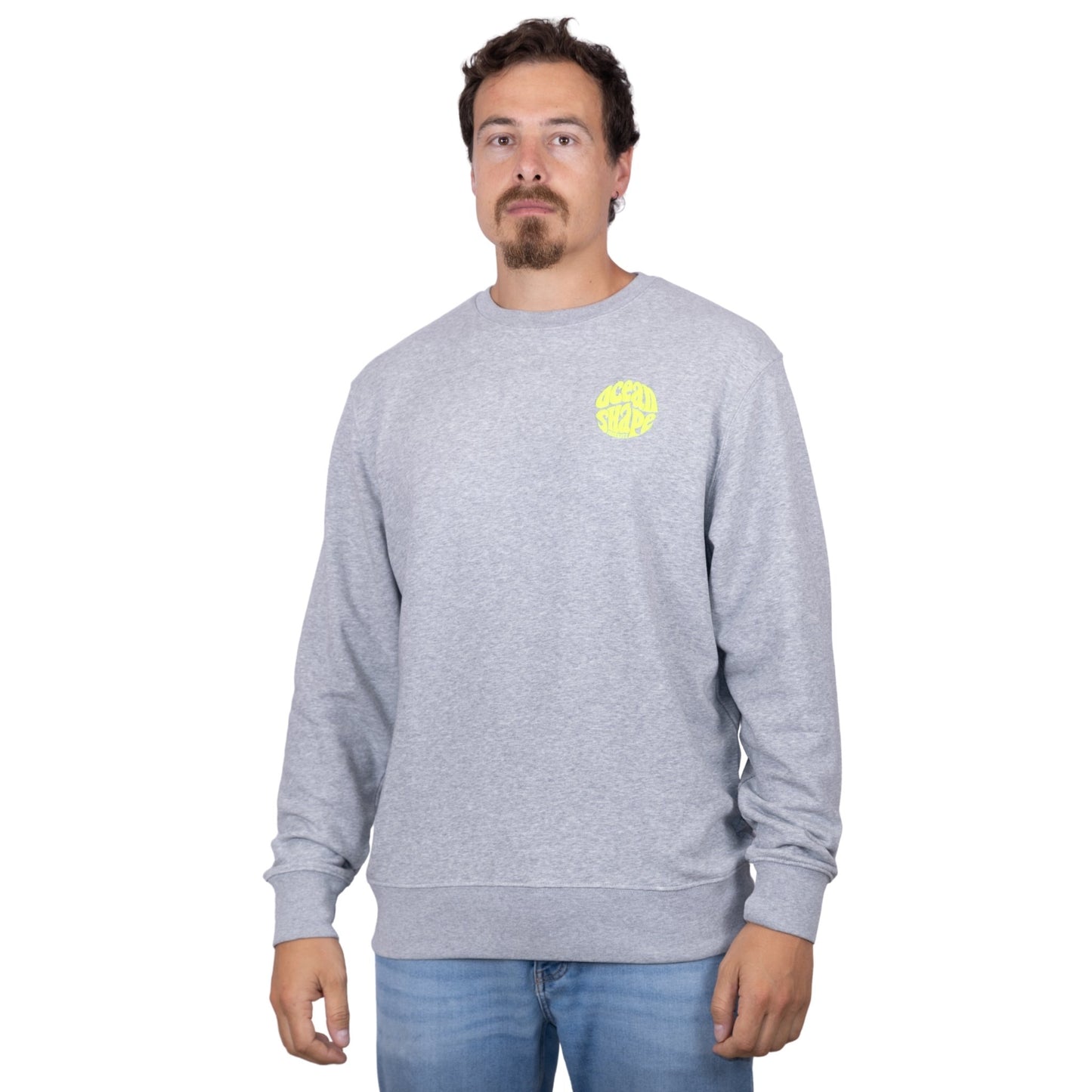 Sweat unisexe sans capuche gris anthracite avec petit logo bubble "ocean shape biarritz" jaune sur la poitrine, vu de face sur mannequin homme.