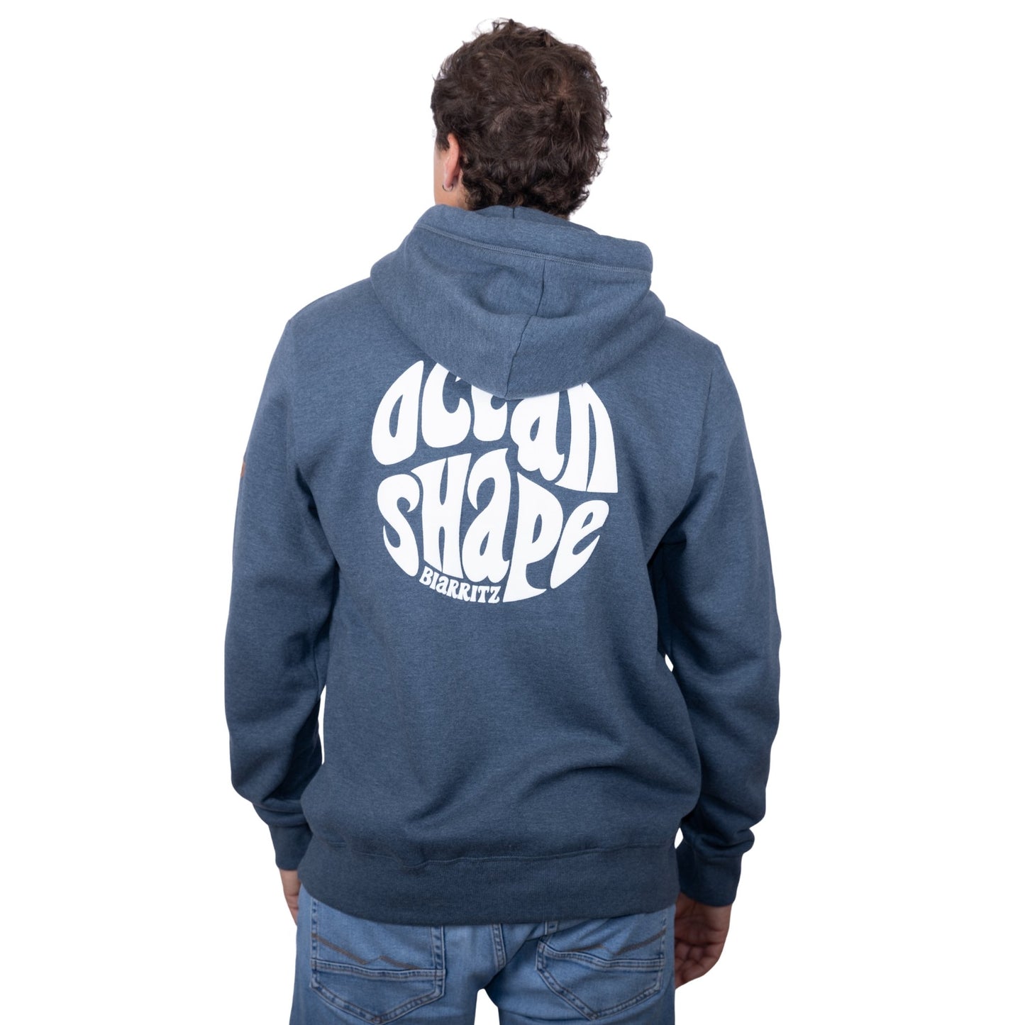 Sweat unisexe à capuche bleu ocean avec gros logo bubble "Ocean Shape Biarritz" blanc dans le dos, vu de dos sur mannequin homme