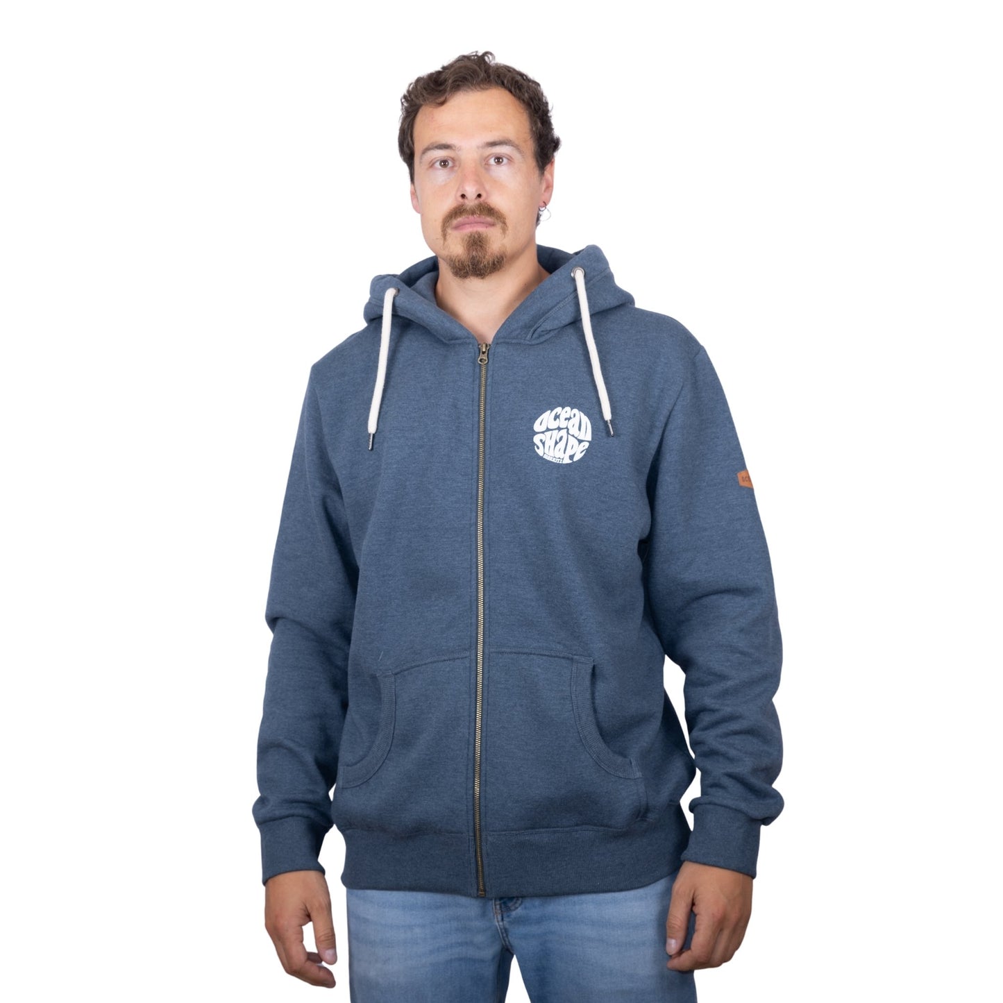 Sweat unisexe zippé à capuche bleu ocean avec petit logo bubble "Ocean Shape Biarritz" blanc sur la poitrine, vu de face sur mannequin homme