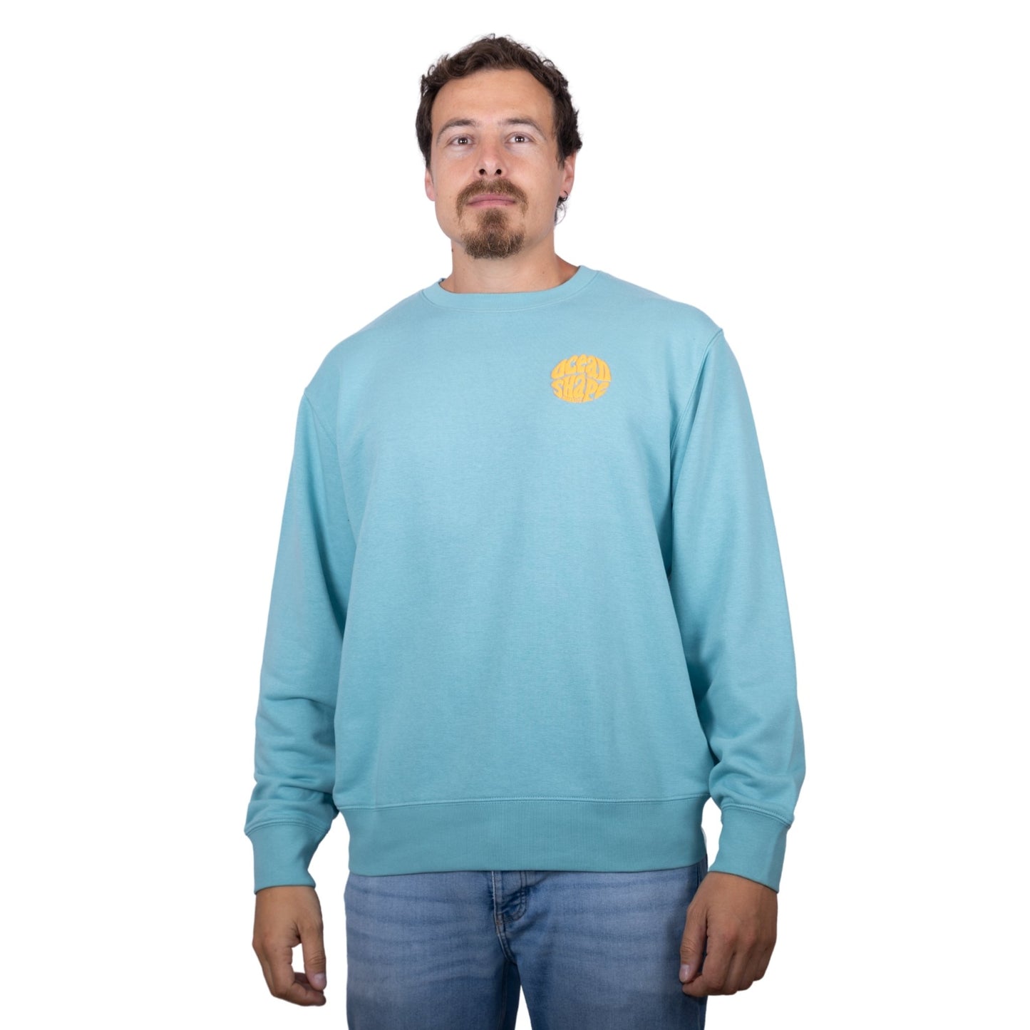 Sweat unisexe sans capuche Teal Monstera avec petit logo bubble "ocean shape biarritz" orange fluo sur la poitrine, vu de face sur mannequin homme.