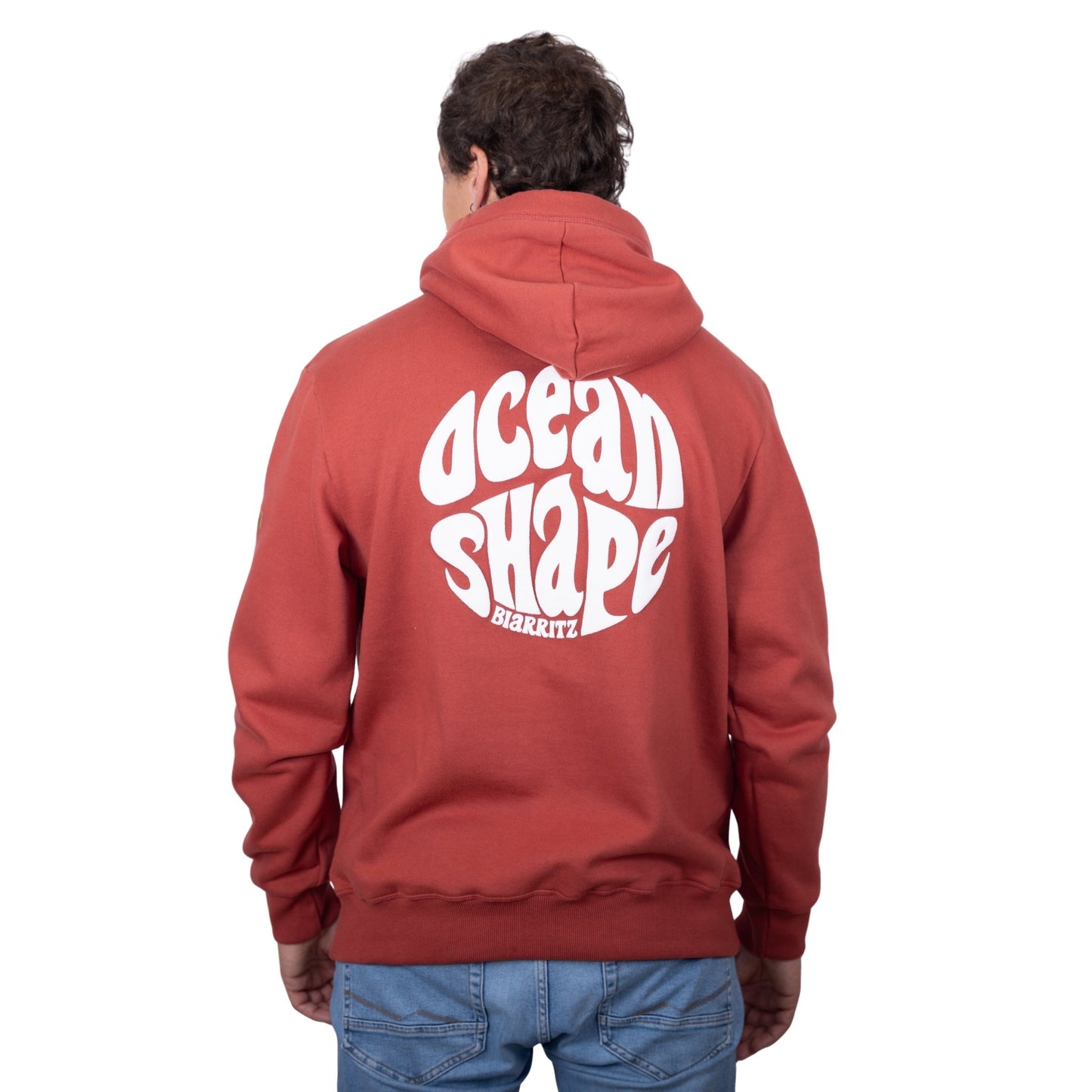 Sweat unisexe à capuche terracotta avec gros logo bubble "Ocean Shape Biarritz" blanc dans le dos, vu de dos sur mannequin homme