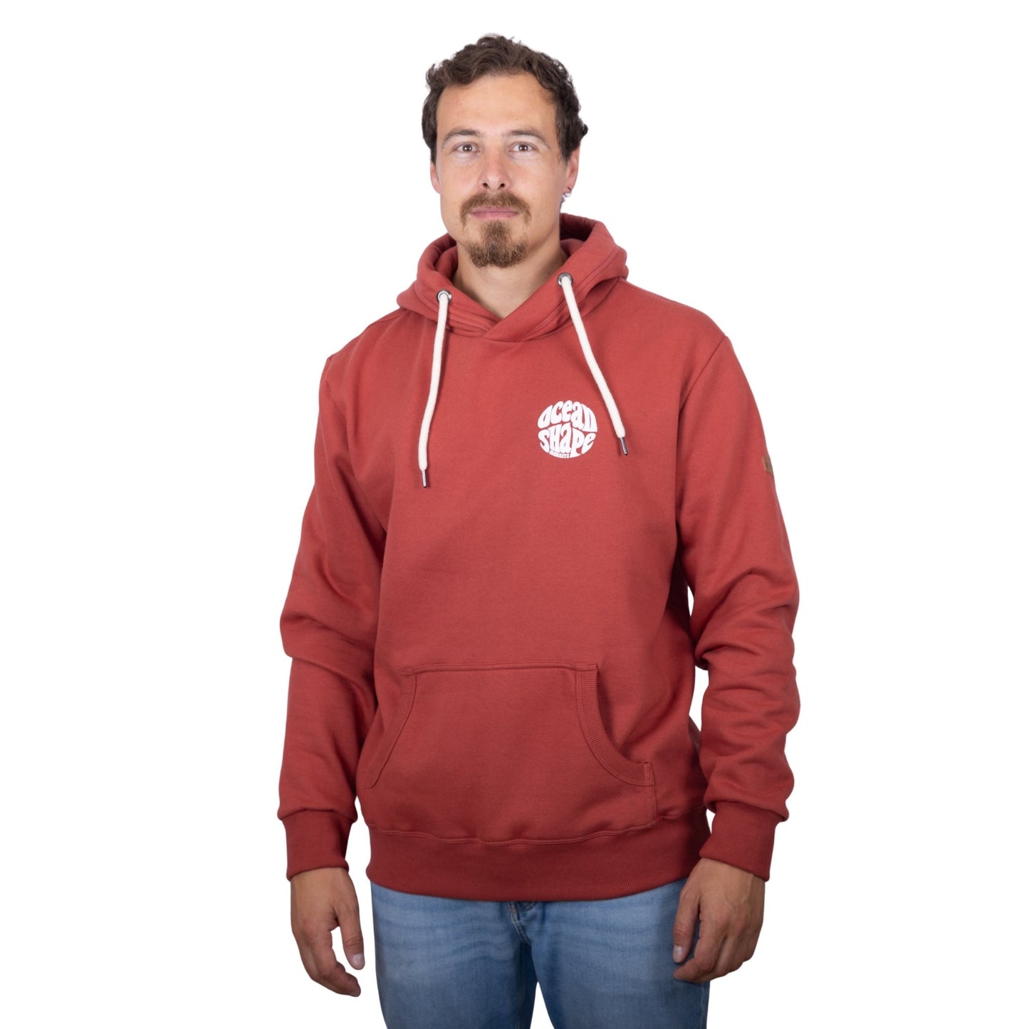 Sweat unisexe à capuche terracotta avec petit logo bubble "Ocean Shape Biarritz" sur la poitrine, vu de face sur mannequin homme