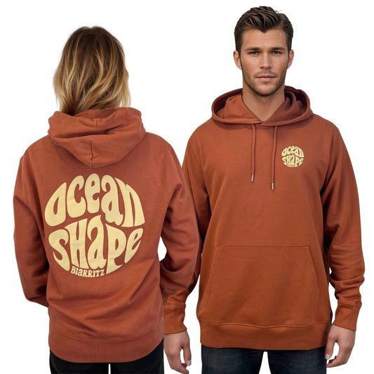 Sweat à capuche unisexe.
Petit logo bubble "Ocean Shape Biarritz" beige sur la poitrine gauche et gros logo bubble "Ocean Shape Biarritz" beige dans le dos.
Vu de dos sur mannequin femme et de face sur mannequin homme.