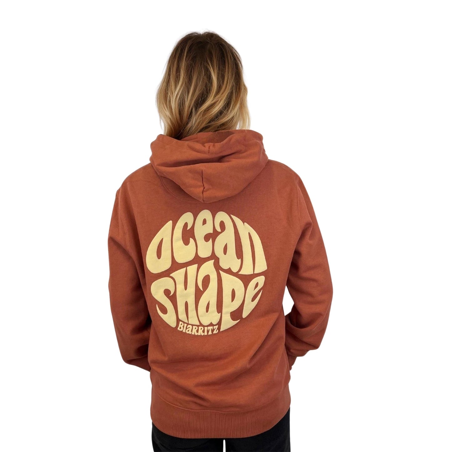 Sweat à capuche unisexe.
Gros logo bubble "Ocean Shape Biarritz" beige dans le dos.
Vu de dos sur mannequin homme.