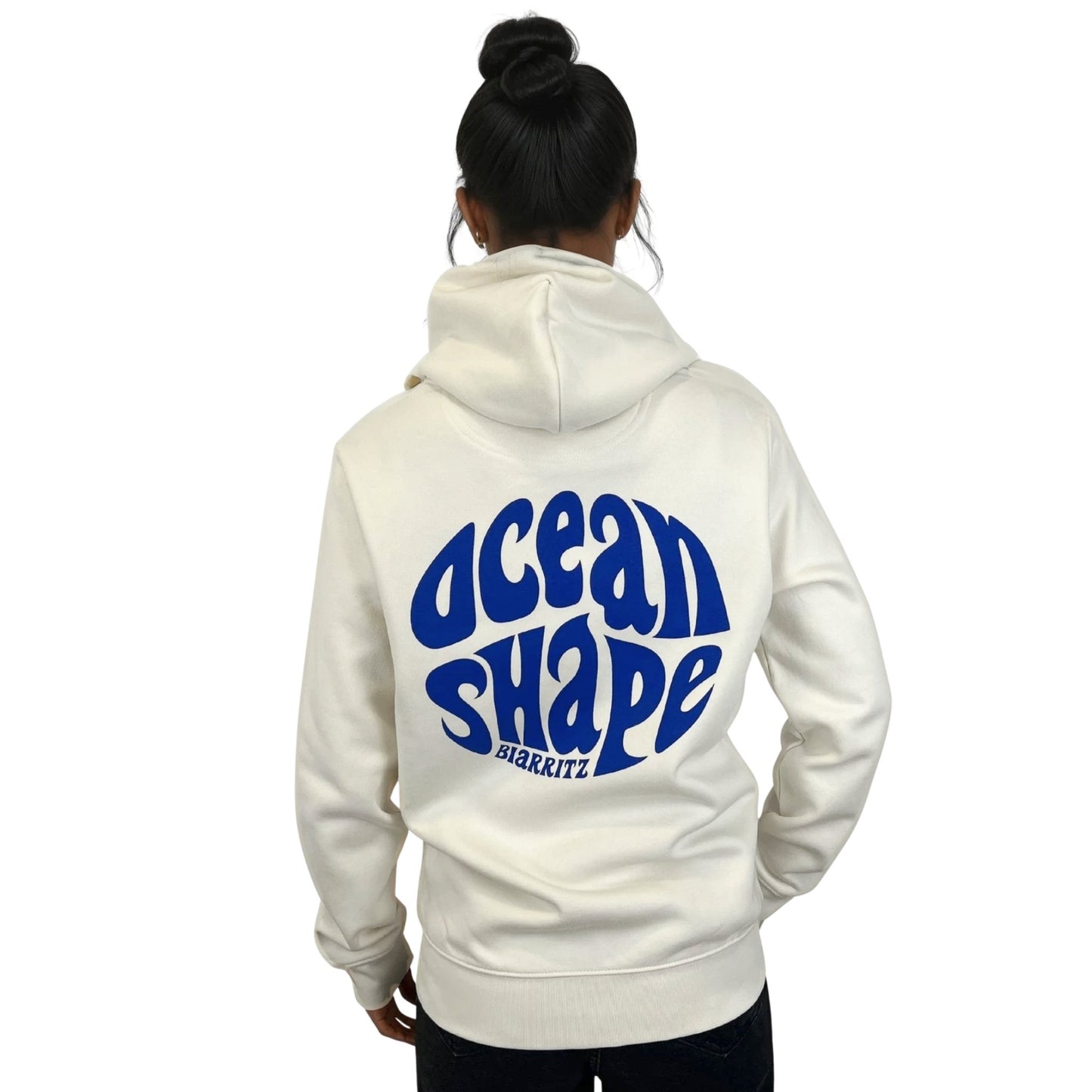 Sweat unisexe à capuche ivory.
Gros logo bubble "Ocean Shape Biarritz" bleu dans le dos.
Vu de dos sur mannequin femme.