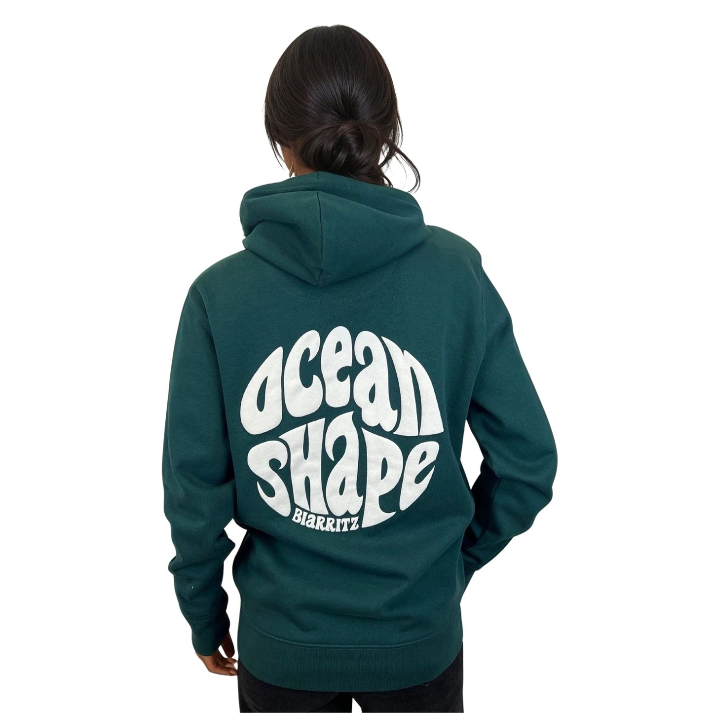 Sweat unisexe à capuche glazed green.
Gros logo bubble "Ocean Shape Biarritz" blanc dans le dos.
Vu de dos sur mannequin femme.