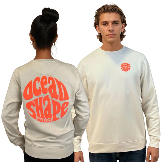 Sweat à col rond unisexe blanc vintage, vu de dos sur mannequin femme et de face sur mannequin homme.
Devant : petit logo bubble "ocean shape biarritz" corail sur la poitrine gauche.
Dos ; gros logo bubble "ocean shape biarritz" corail