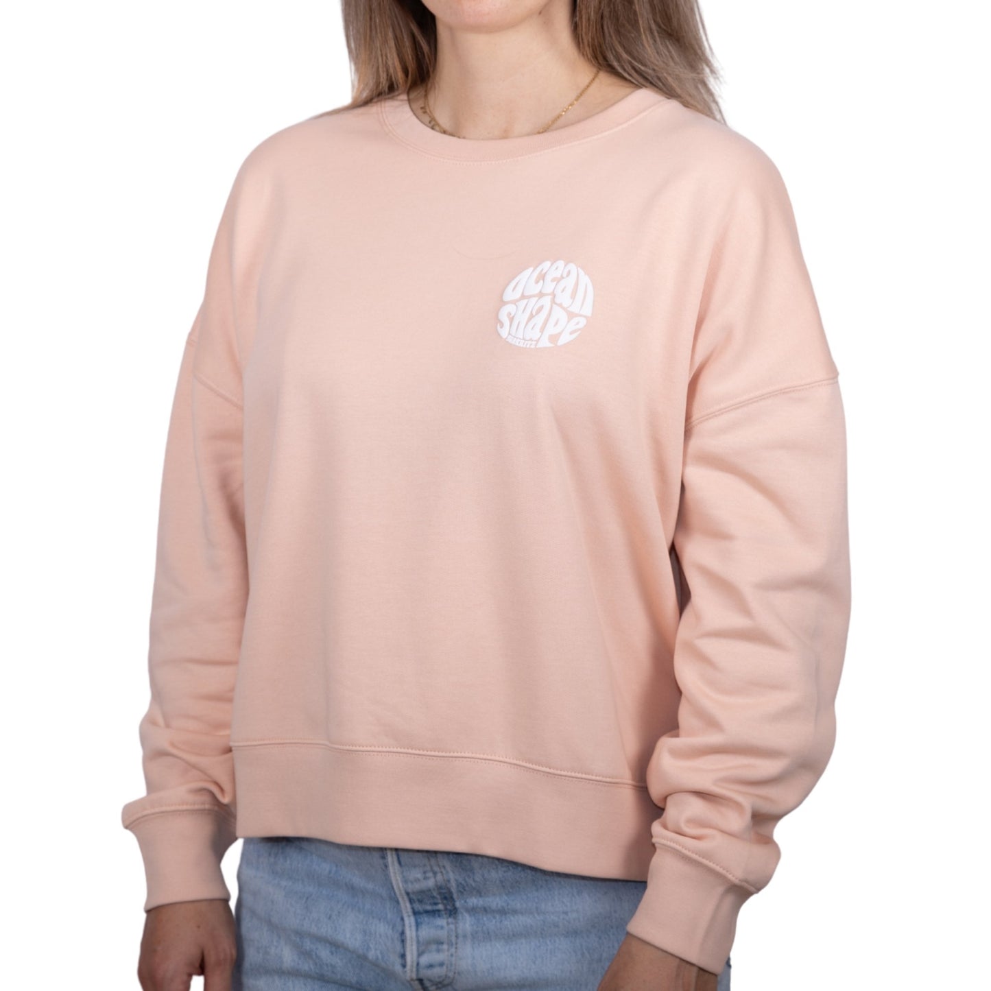 Sweat femme sans capuche Fraîche Pêche avec petit logo bubble "ocean shape biarritz" blanc sur la poitrine, vu de face sur mannequin femme.