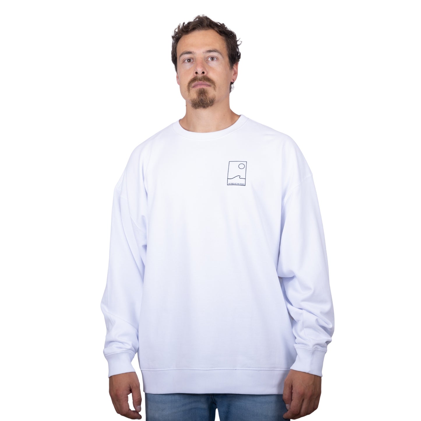 Sweat unisexe blanc en coton biologique avec petit encadré vague / soleil minimaliste + écriture "free as ocean" noir sur la poitrine, vu de face sur mannequin homme