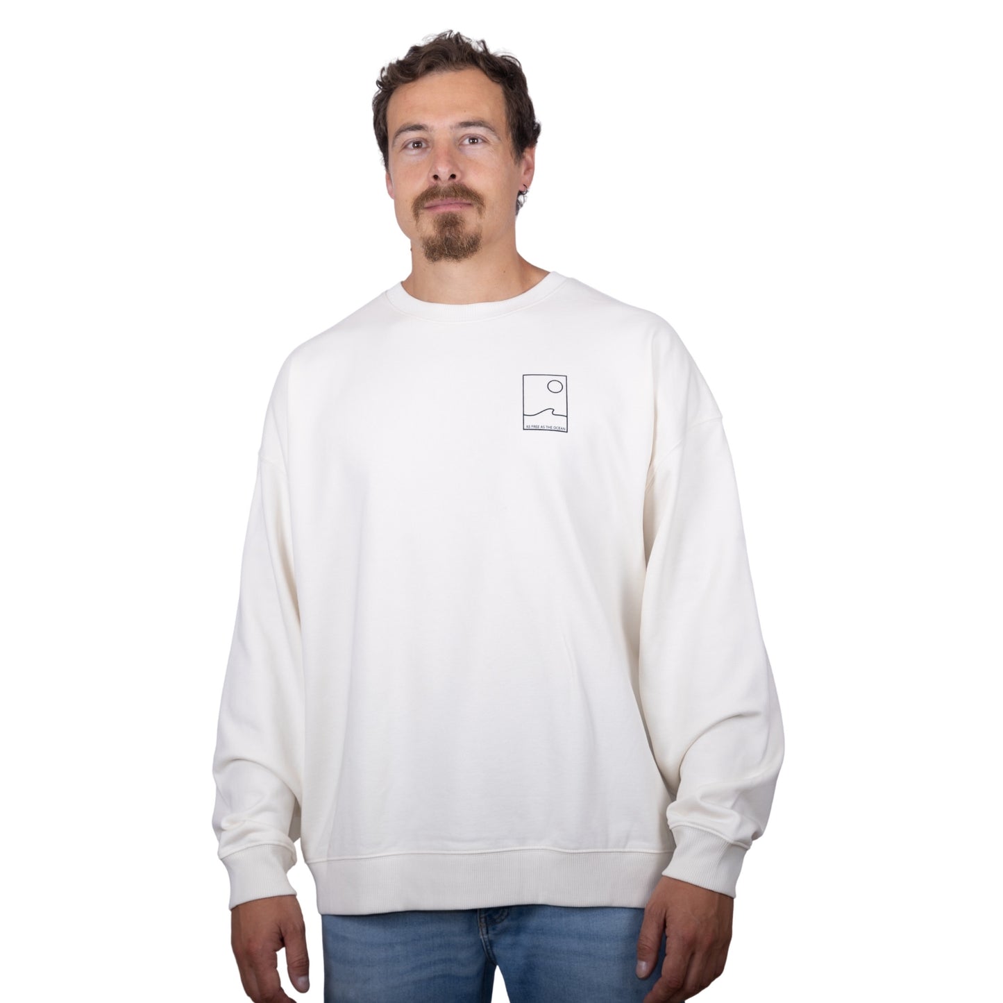 Sweat unisexe blanc en coton biologique avec petit encadré vague / soleil minimaliste + écriture "free as ocean" noir sur la poitrine, vu de face sur mannequin homme