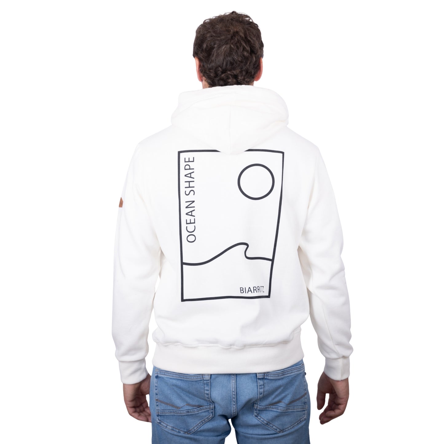 Sweat unisexe à capuche écru avec grand encadré vague / soleil minimaliste + écriture "Ocean Shape Biarritz" noir dans le dos, vu de dos sur mannequin homme