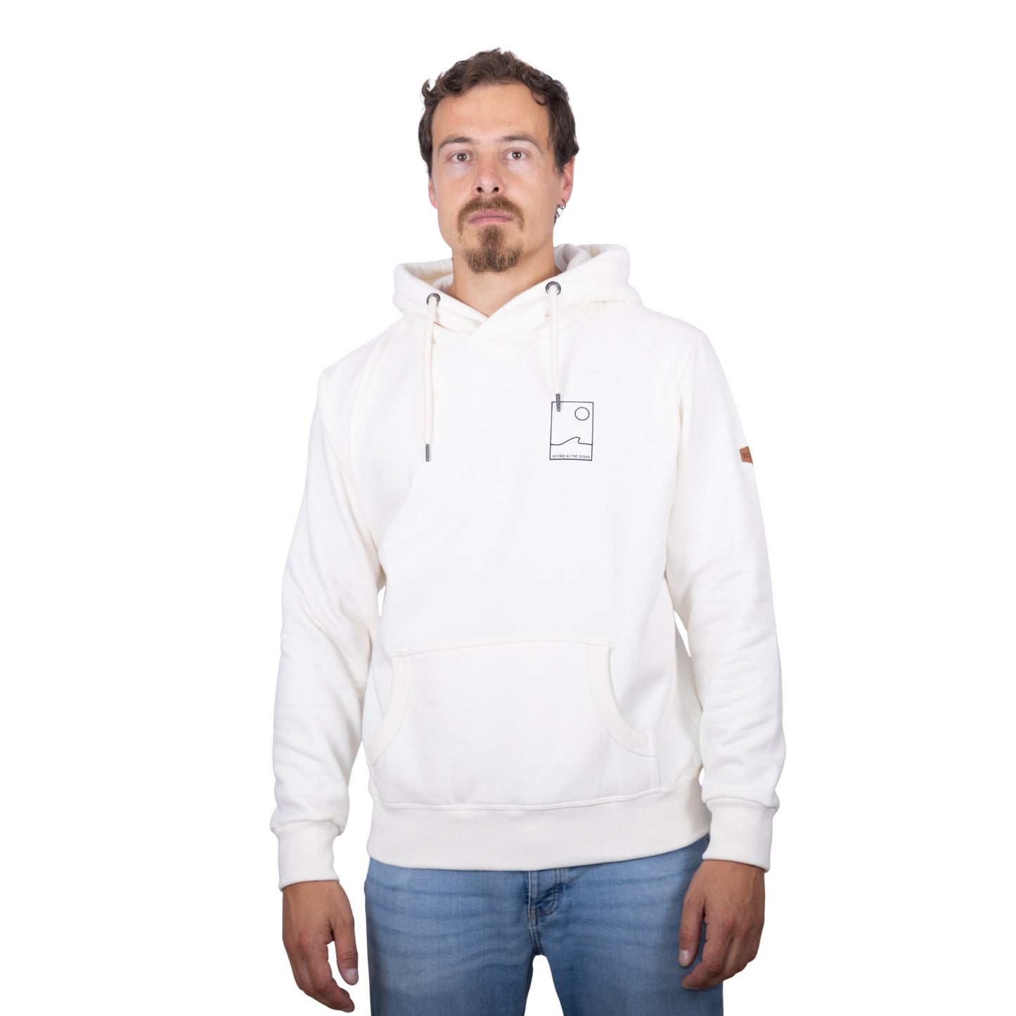 Sweat unisexe à capuche écru avec petit encadré vague / soleil minimaliste + écriture "free as ocean" noir sur la poitrine, vu de face sur mannequin homme