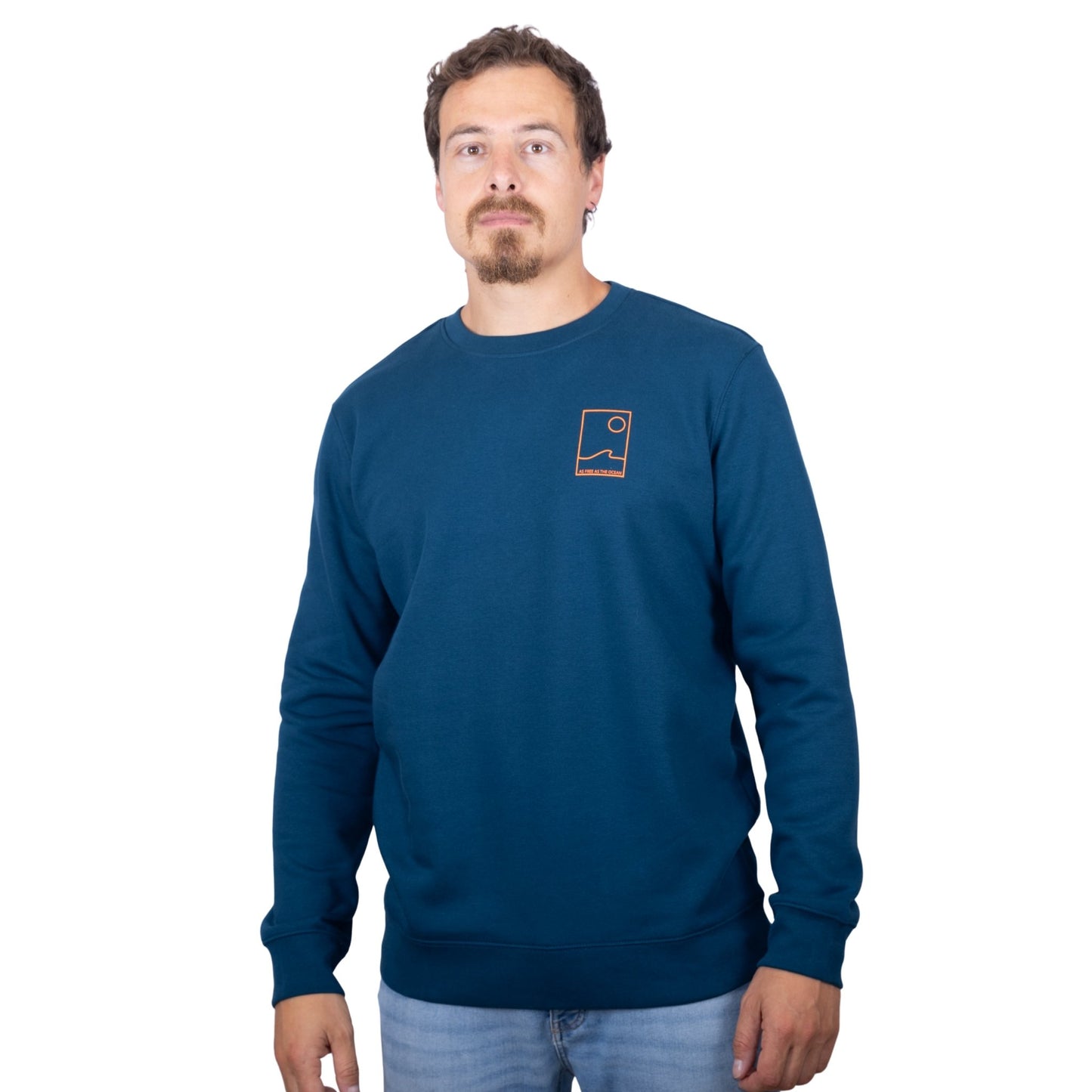 sweat unisexe bleu petrole en coton biologique avec petit encadré vague / soleil minimaliste + écriture "free as ocean" orange fluo sur la poitrine, vu de face sur mannequin homme.