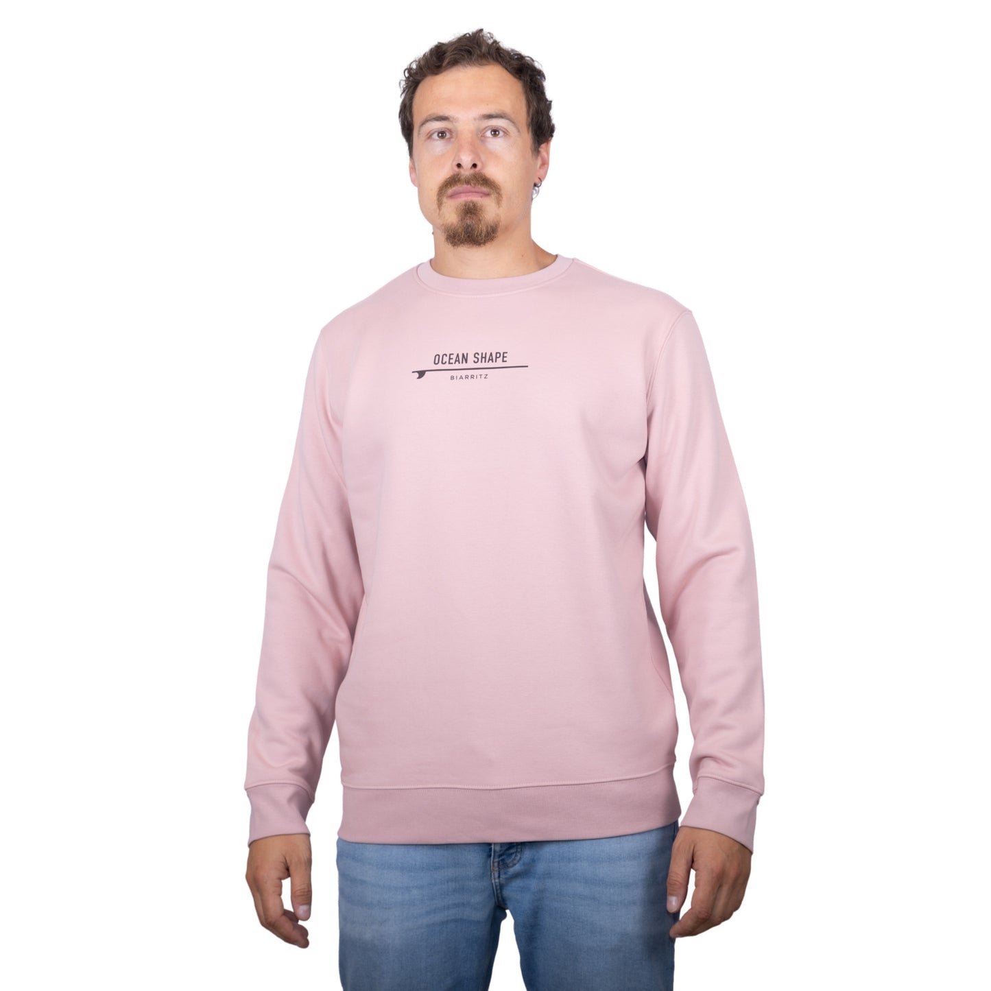 Sweat unisexe rose pale en coton biologique avec petite signature "ocean shape Biarritz" sur surf marron foncé sur la poitrine, vu de face sur mannequin homme