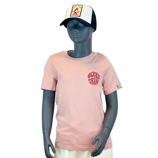 tshirt enfant à manches courtes unisexe ocean shape couleur pétale rose, en coton biologique. Vue de face sur mannequin enfant.
Petit logo bubble ocean shape "biarritz" couleur framboise sur la poitrine.