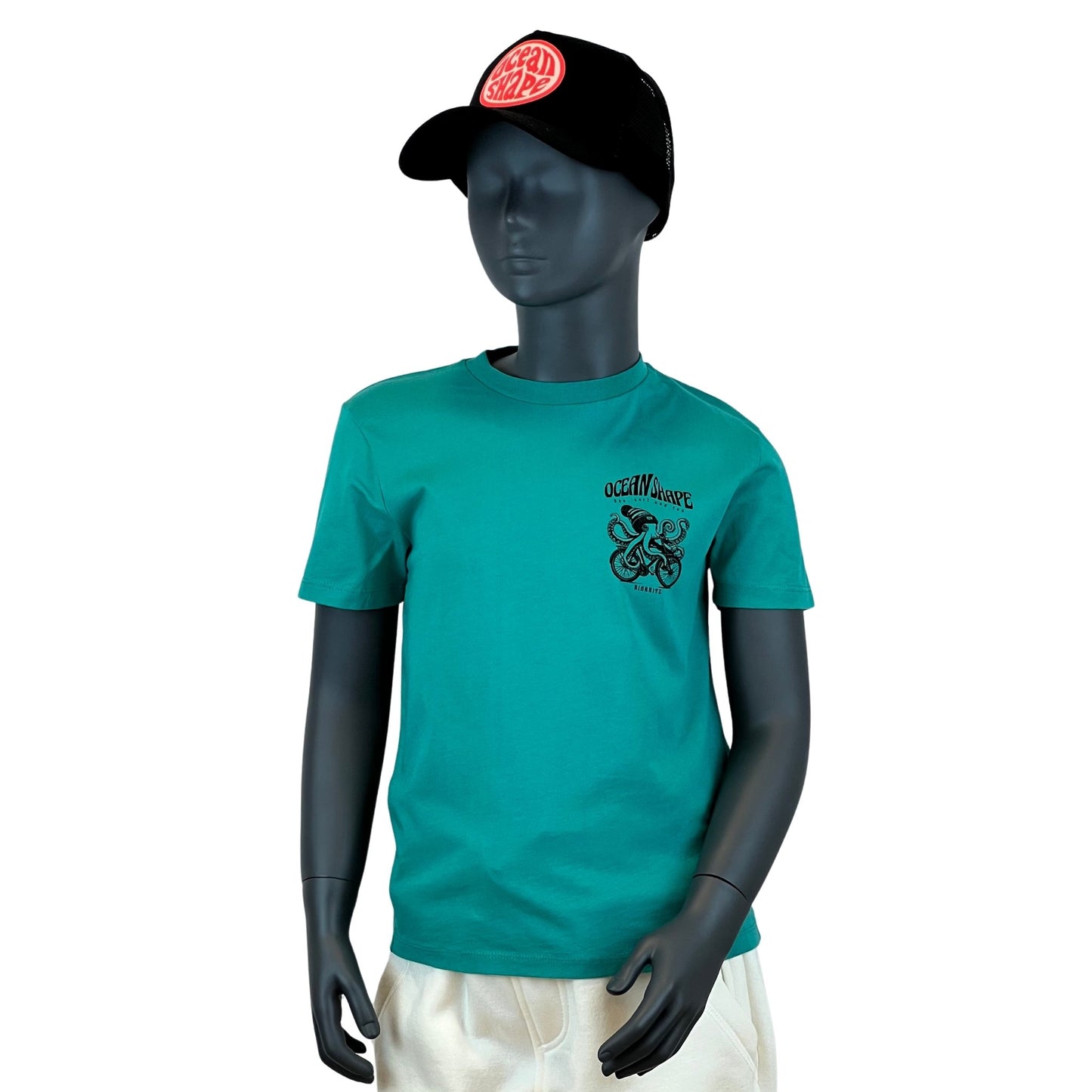 t-shirt enfant à manches courtes unisexe ocean shape bleu vert, 100% coton biologique.
petit dessin noir d'une pieuvre avec un bonnet qui fait du vélo avec écriture "ocean shape biarritz et sea, surf and fun" sur la poitrine.
Vu de face sur mannequin enfant