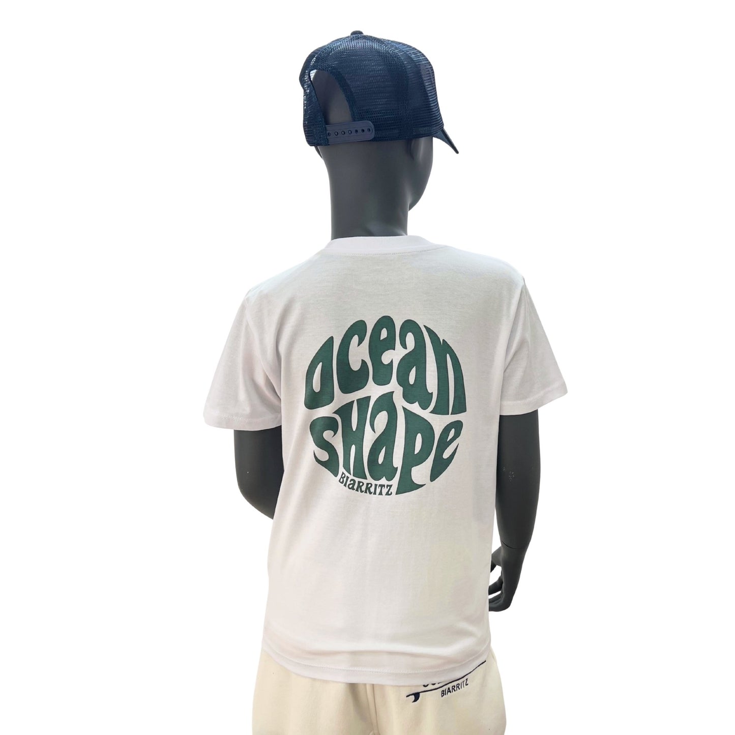 tshirt enfant à manches courtes unisexe ocean shape couleur blanc, 100% coton biologique.
Vue de dos sur un mannequin enfant.
Dos : gros logo bubble ocean shape couleur vert dans le dos.