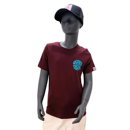 t-shirt enfant à manches courtes unisexe ocean shape couleur cherry, 100% coton biologique.
Vue de face sur un mannequin enfant.
Petit logo bubble ocean shape couleur turquoise avec écriture "biarritz" sur la poitrine, à gauche.