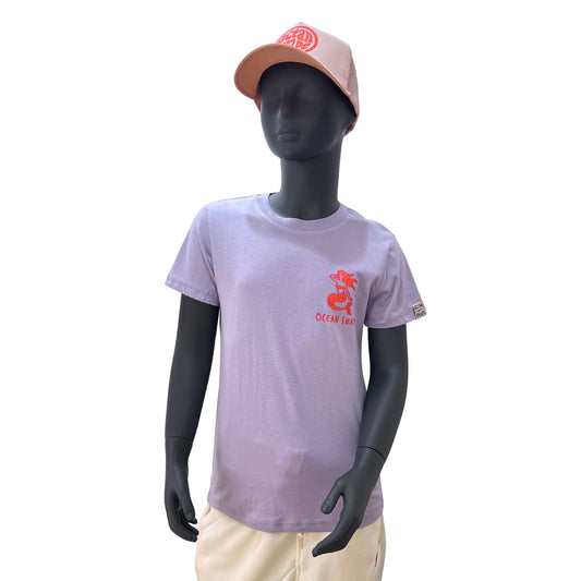 t shirt enfant en coton biologique et polyester reclyclé de couleur lavande et rose fluo, de la marque ocean shape. vue sur un mannequin enfant de face et de dos.
Face : logo ocean shape avec une sirène rose fluo