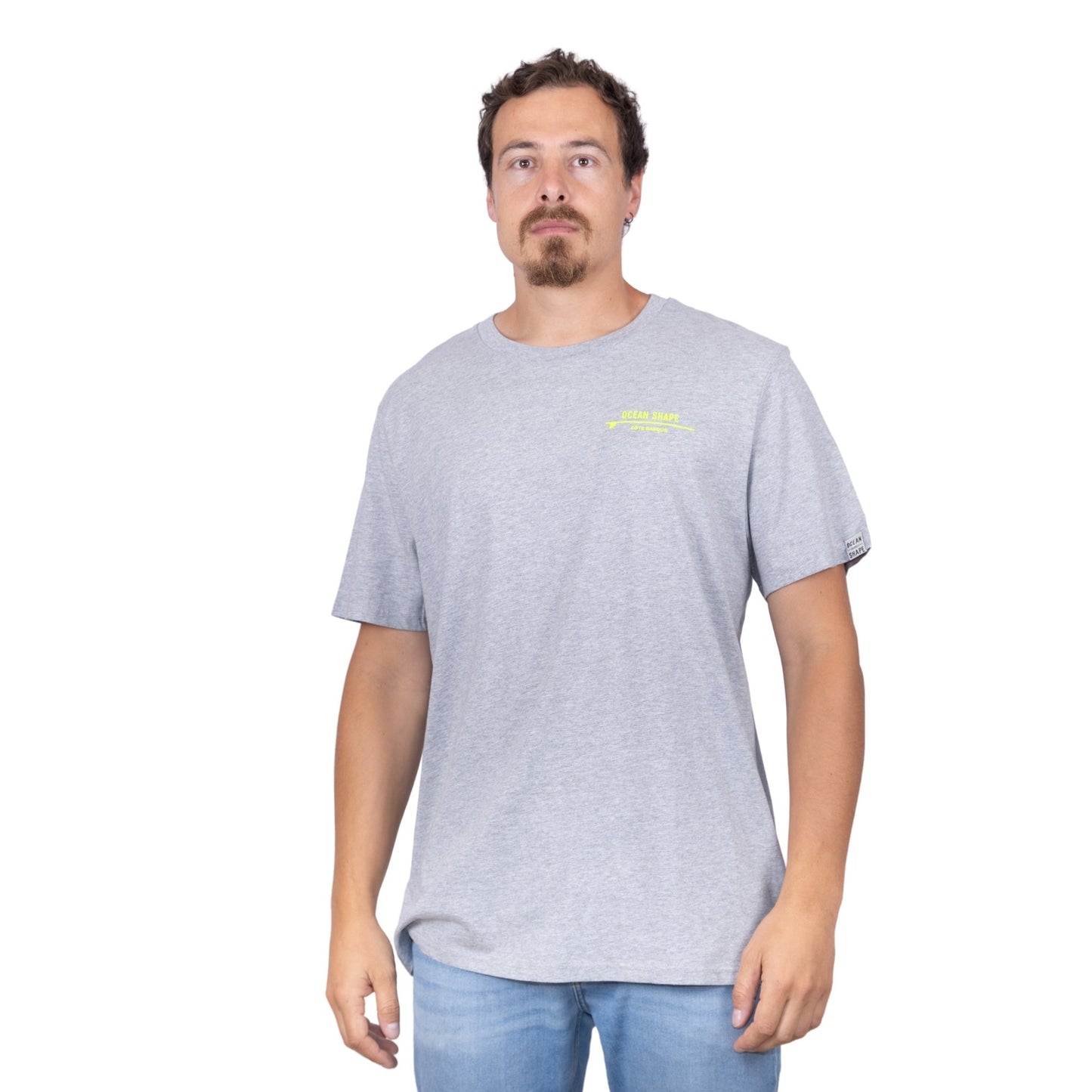 Tee-shirt unisexe gris clair en coton biologique avec petite écriture "ocean shape" jaune fluo sur la poitrine, vu de face sur mannequin homme