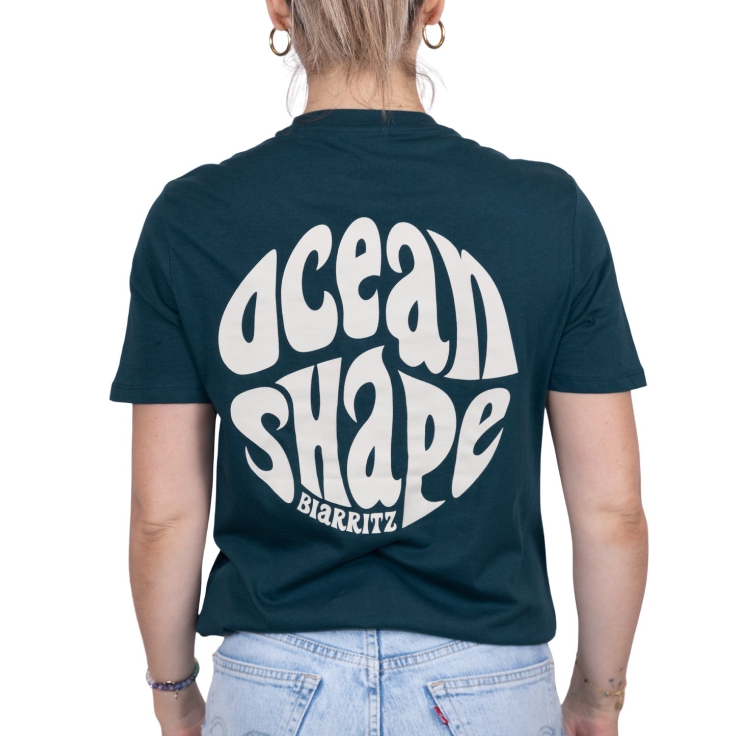Tee-shirt unisexe amazon green en coton biologique avec gros logo bubble Ocean Shape Biarritz beige en haut du dos, vu de dos sur mannequin femme