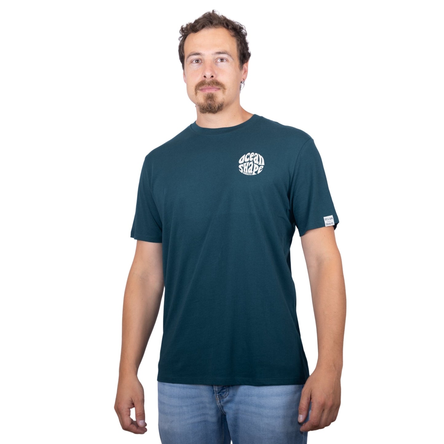 Tee-shirt unisexe amazon green en coton biologique avec petit logo bubble Ocean Shape Biarritz beige sur la poitrine, vu de face sur mannequin homme