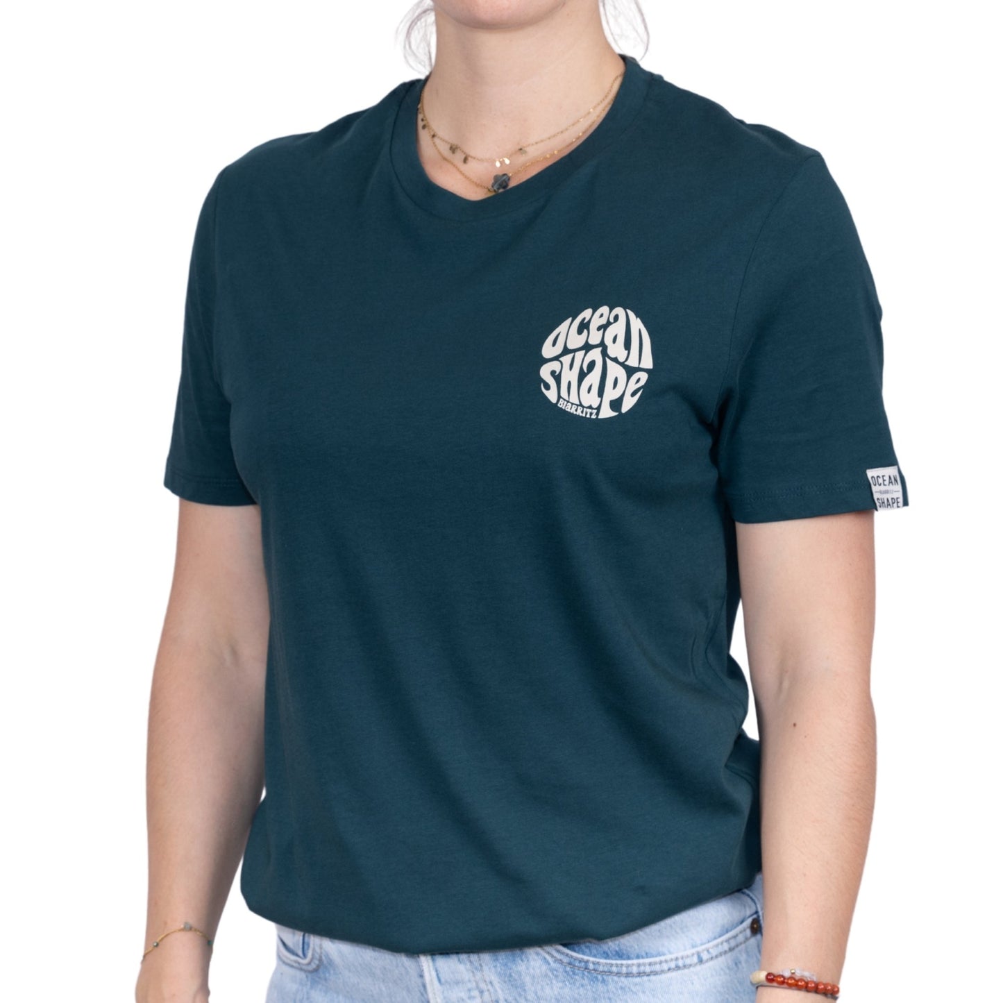 Tee-shirt unisexe amazon green en coton biologique avec petit logo bubble ocean shape Biarritz beige sur la poitrine, vu de face sur mannequin femme