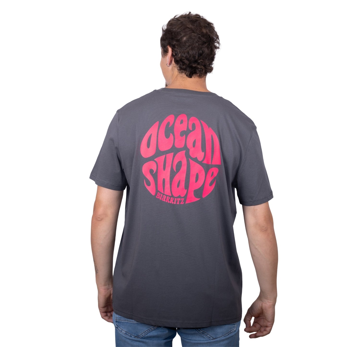 Tee-shirt gris foncé en coton biologique avec grand logo bubble ocean Biarritz shape rose fluo en haut du dos, vu de dos sur mannequin homme