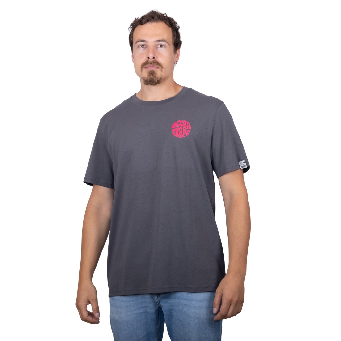 Tee-shirt gris foncé en coton biologique avec petit logo bubble ocean shape Biarritz rose fluo sur la poitrine, vu de face sur mannequin homme