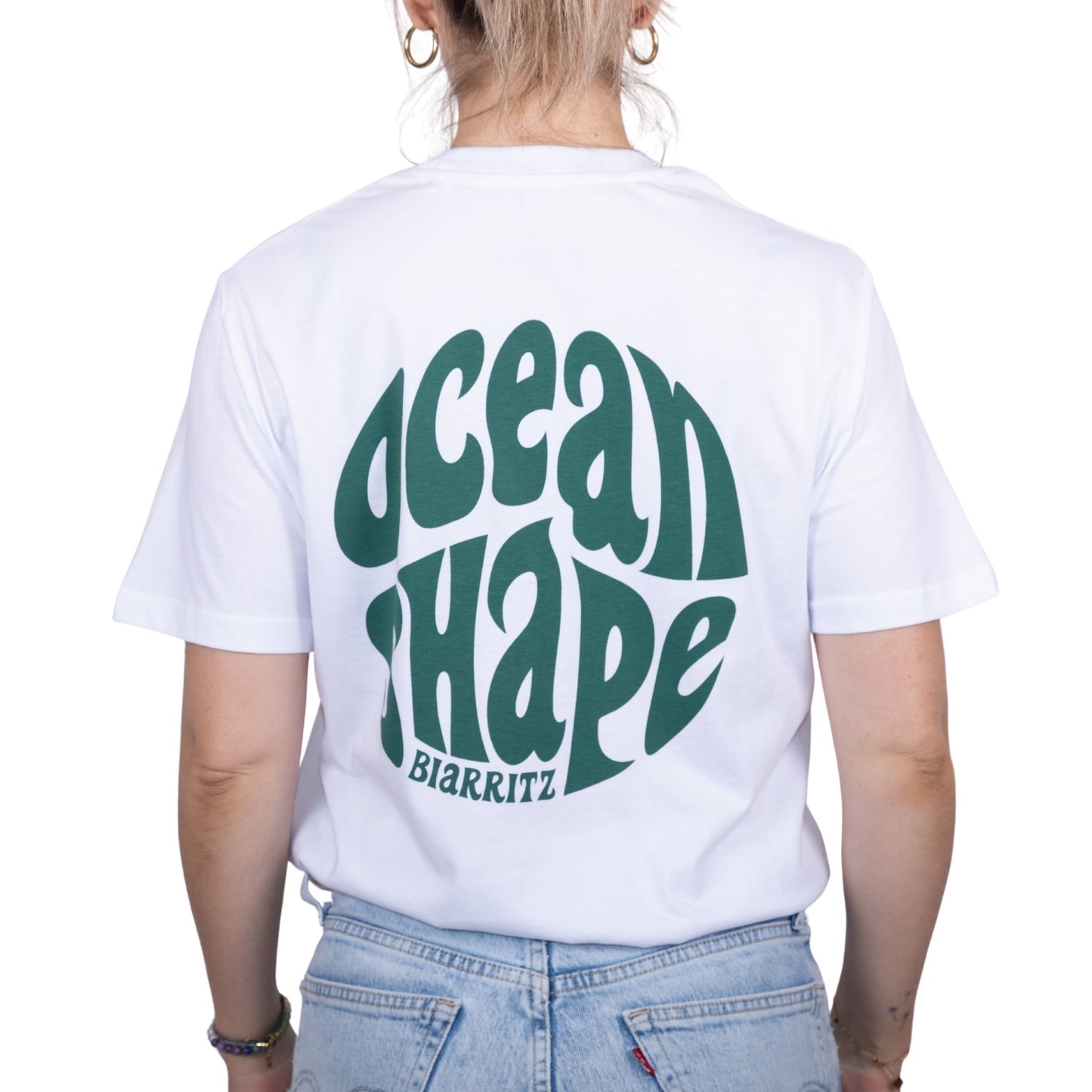 Tee-shirt unisexe blanc en coton biologique avec gros logo bubble ocean shape Biarritz vert en haut du dos, vu de dos sur mannequin femme
