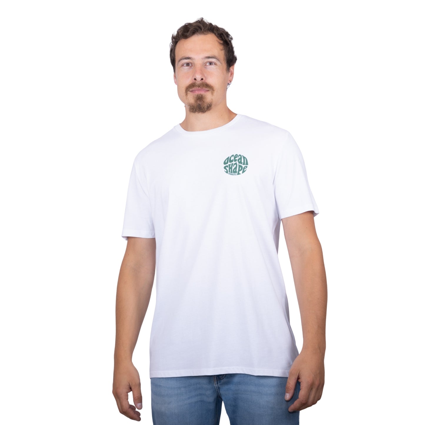 Tee-shirt unisexe blanc en coton biologique avec petit logo bubble ocean shape Biarritz vert sur la poitrine, vu de face sur mannequin homme