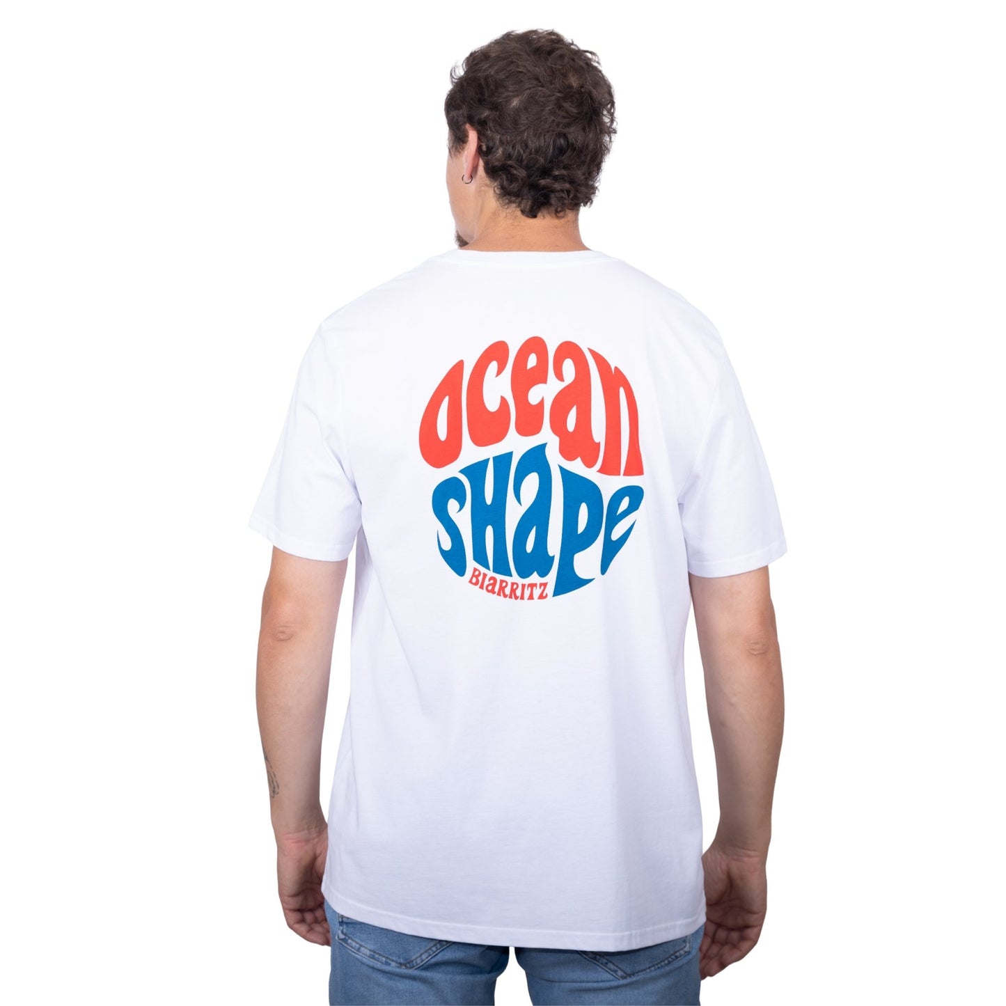 Tee-shirt unisexe blanc en coton biologique avec gros logo bubble ocean shape Biarritz rouge et bleu en haut du dos, vu de dos sur mannequin homme