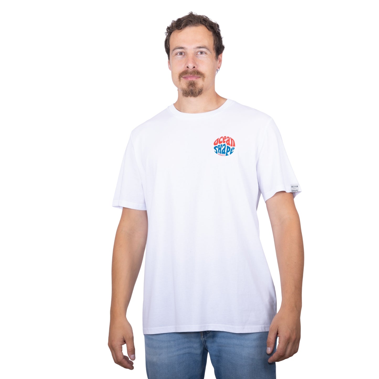 Tee-shirt unisexe blanc en coton biologique avec petit logo bubble ocean shape Biarritz rouge et bleu sur la poitrine, vu de face sur mannequin homme