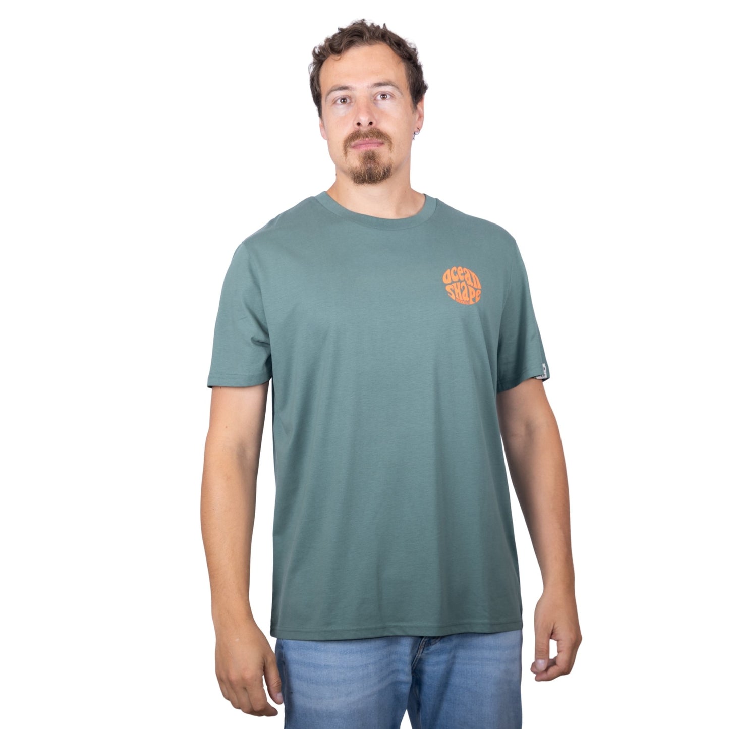 Tee-shirt unisexe vert sauge en coton biologique avec petit logo ocean shape Biarritz bubble corail fluo sur la poitrine, vu de face sur mannequin homme