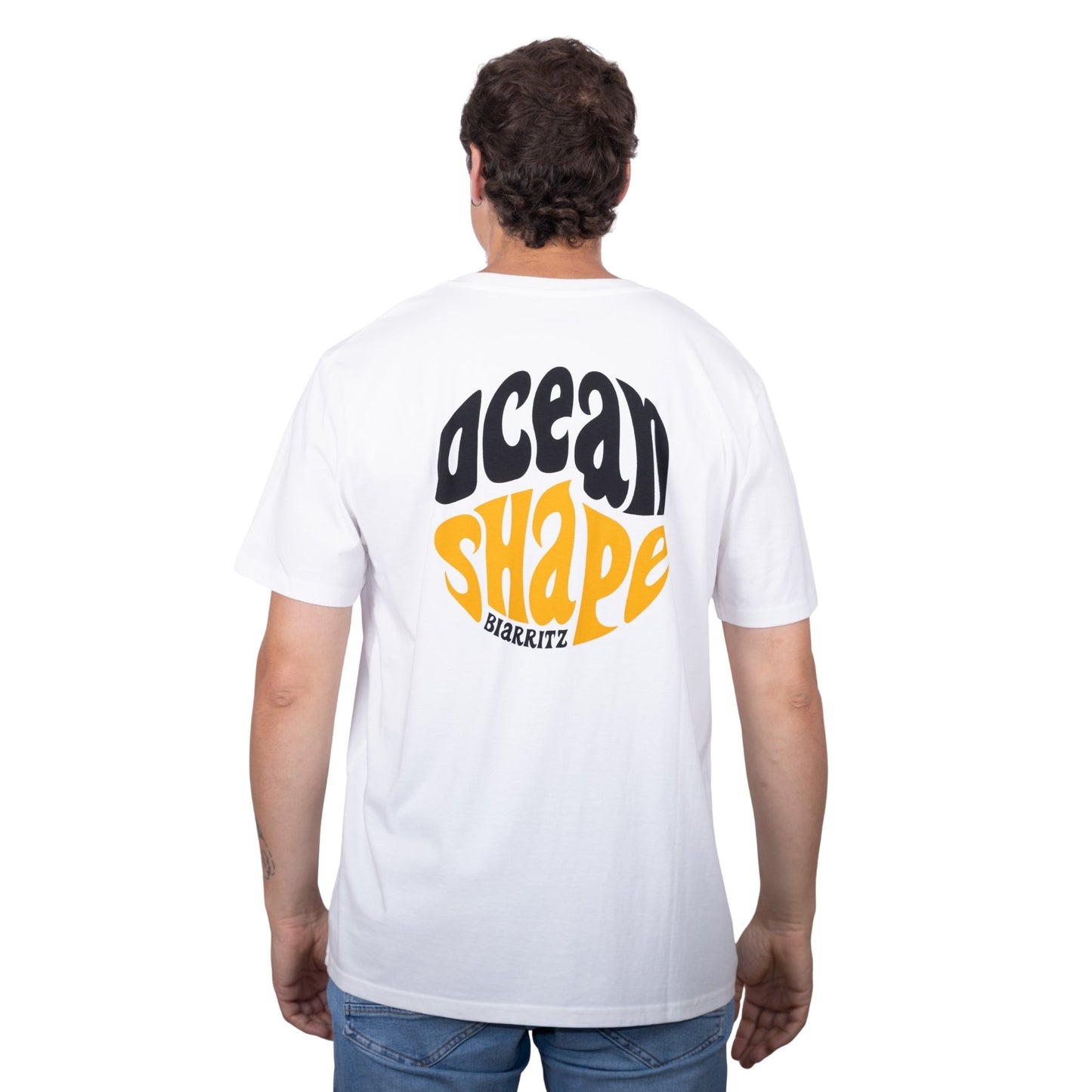 Tee-shirt unisexe blanc en coton biologique avec gros logo ocean shape Biarritz bubble noir et moutarde en haut du dos, vu de dos sur mannequin homme