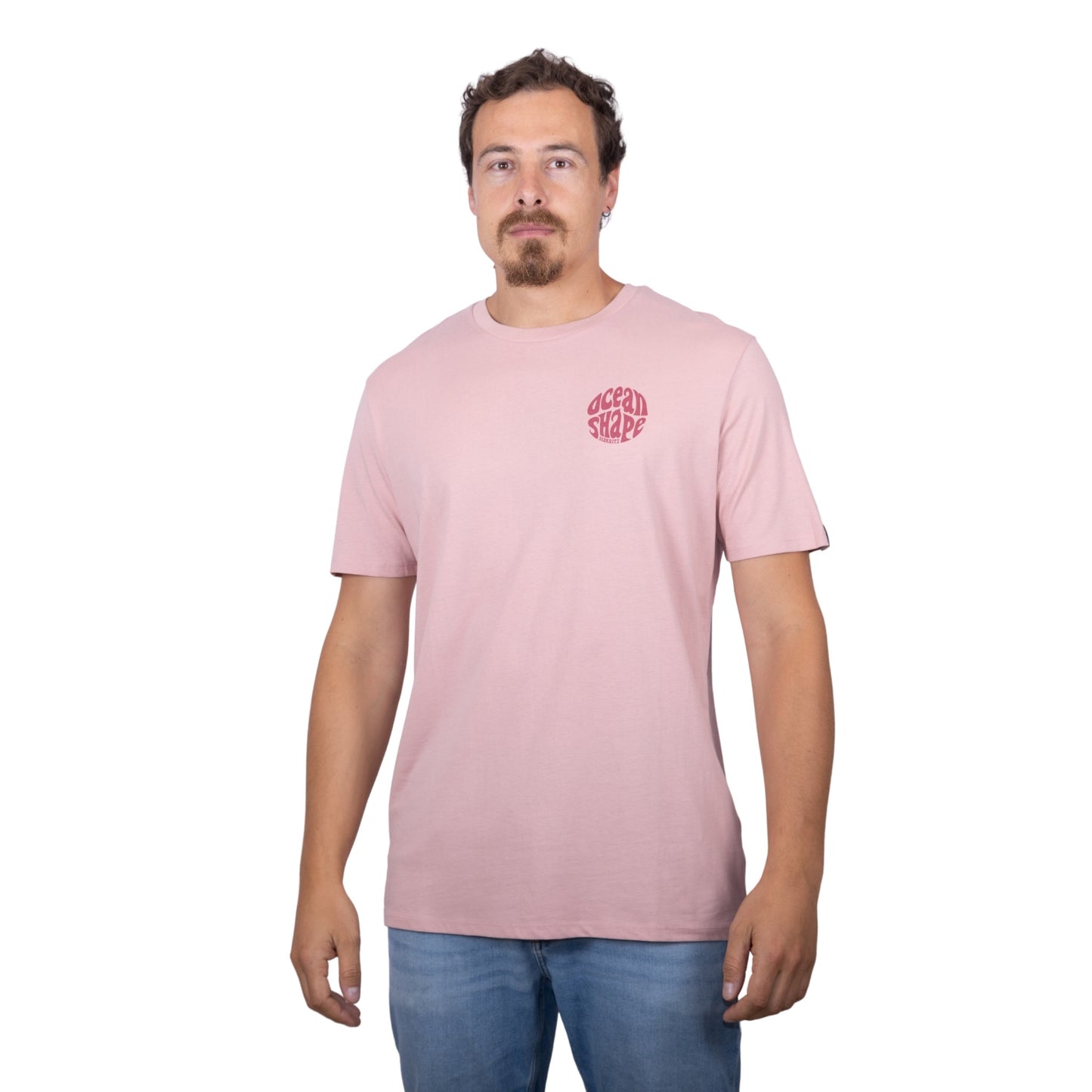 Tee-shirt unisexe rose pale en coton biologique avec petit logo ocean shape Biarritz bubble rose foncé sur la poitrine, vu de face sur mannequin homme
