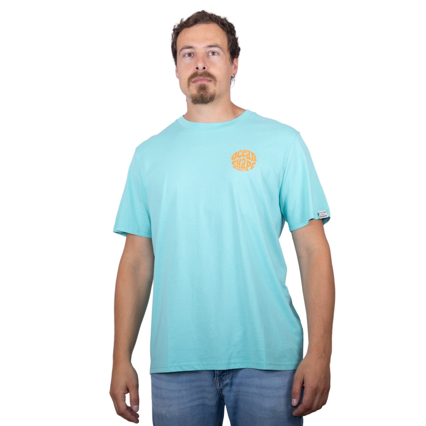Tee-shirt unisexe bleu ciel en coton biologique avec petit logo ocean shape Biarritz bubble orange fluo sur la poitrine, vu de face sur mannequin homme