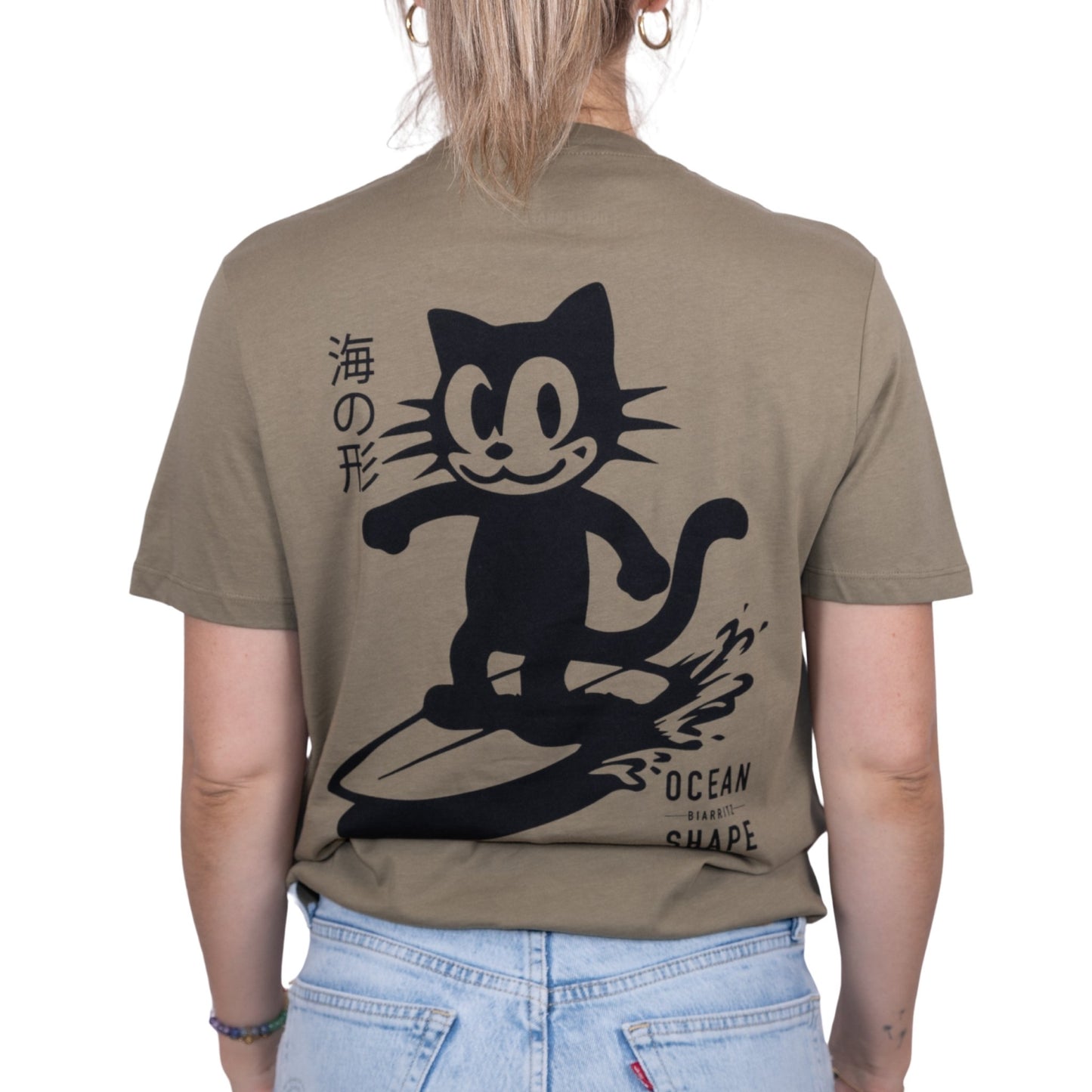 Tee-shirt unisexe light olive green en coton biologique avec gros logo chat qui surf noir en haut du dos, vu de dos sur mannequin femme