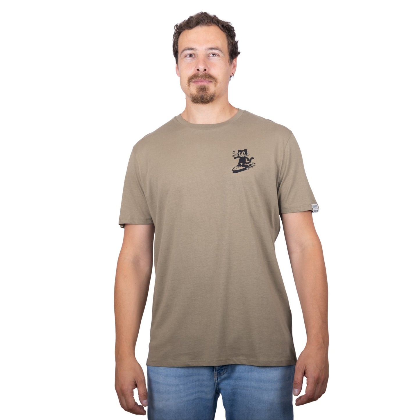 Tee-shirt unisexe light olive green en coton biologique avec petit logo chat qui surf noir sur la poitrine, vu de face sur mannequin homme
